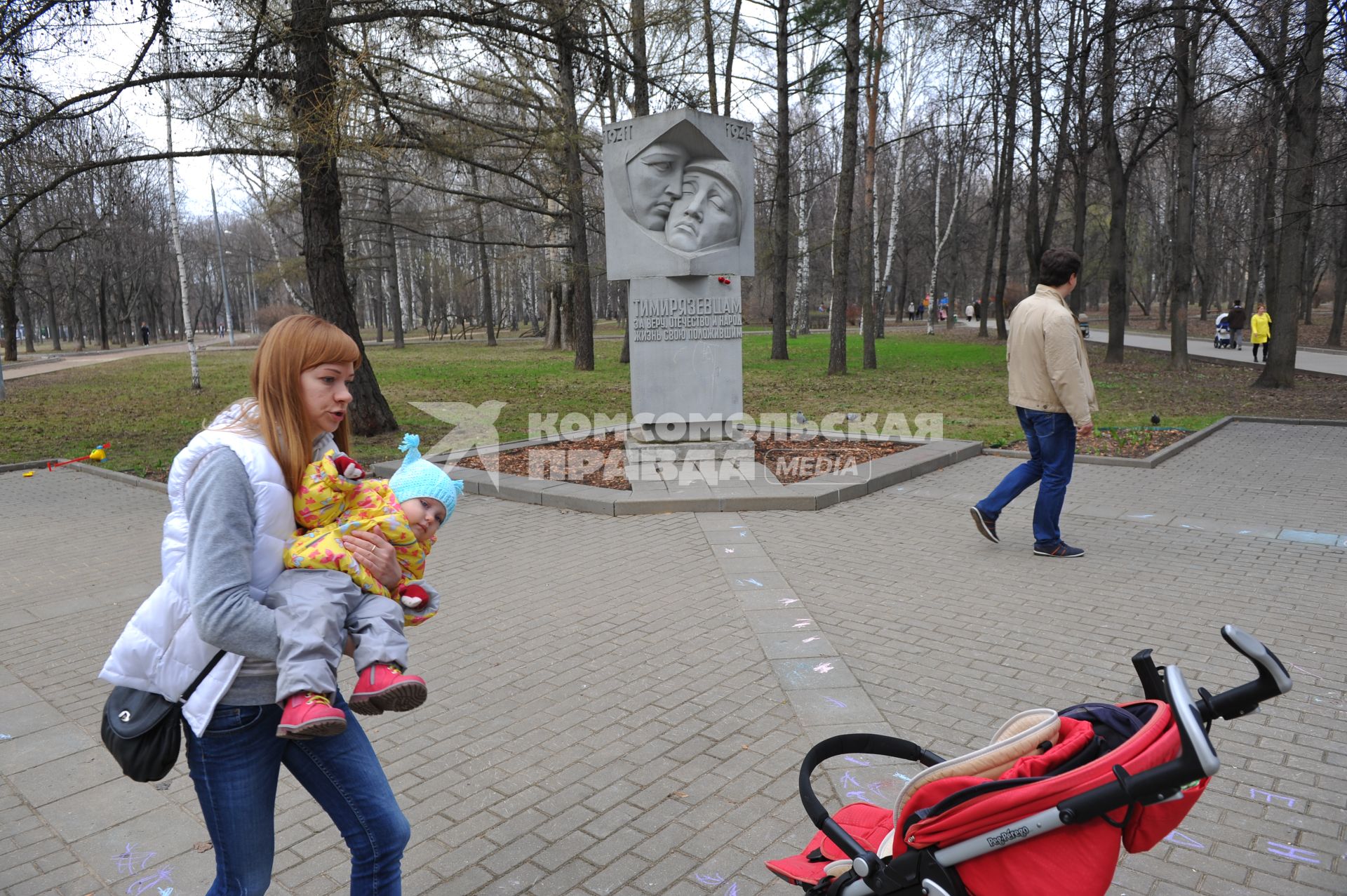 Москва. Памятник `Тимирязевцам, за веру, отечество и народ жизнь свою положившим` в  парке `Дубки`.