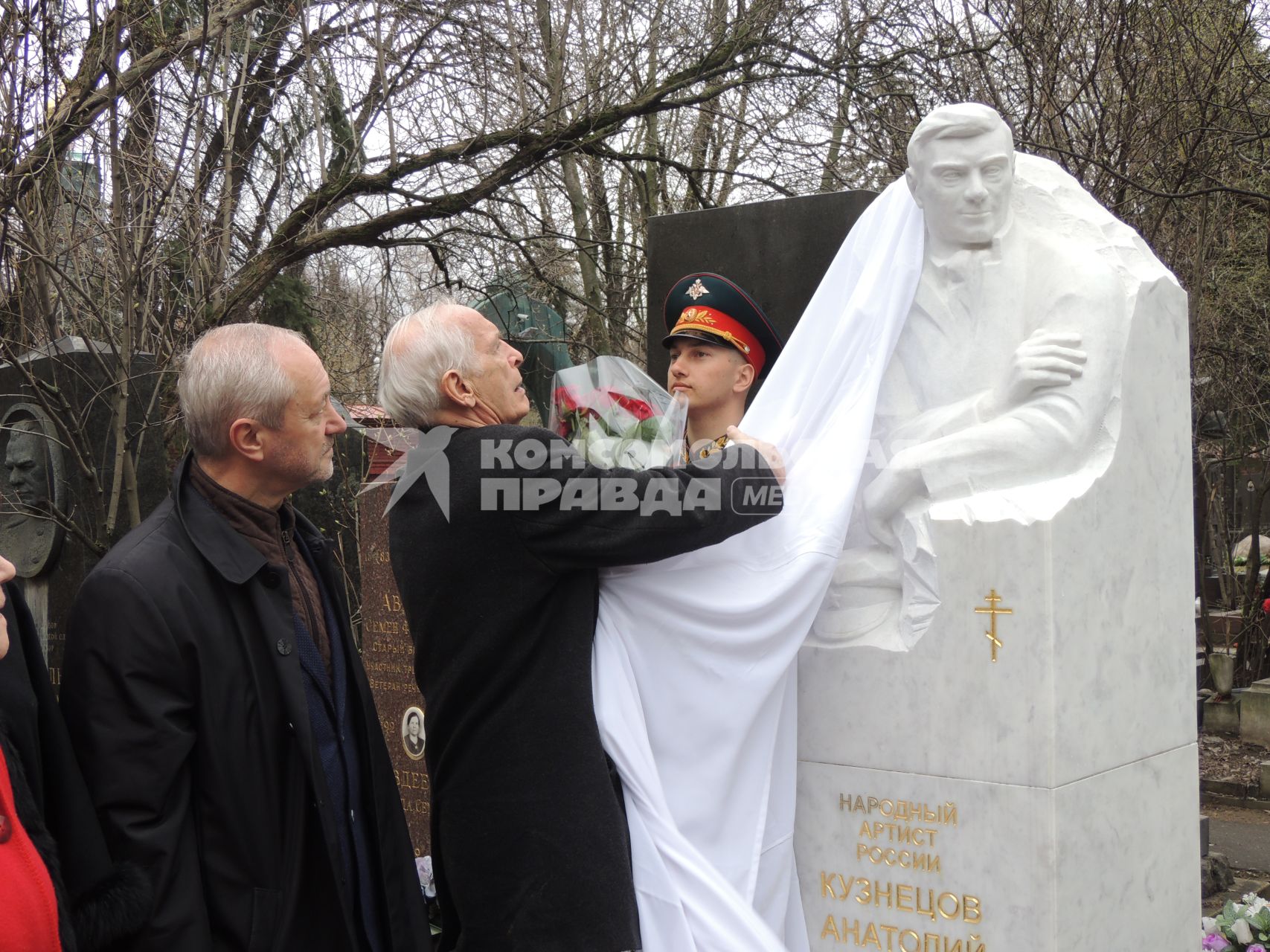 Москва. Василий Лановой снимает покрывало с  памятника артисту Анатолию Кузнецову на Новодевичьем кладбище . Слева - Евгений Герасимов.