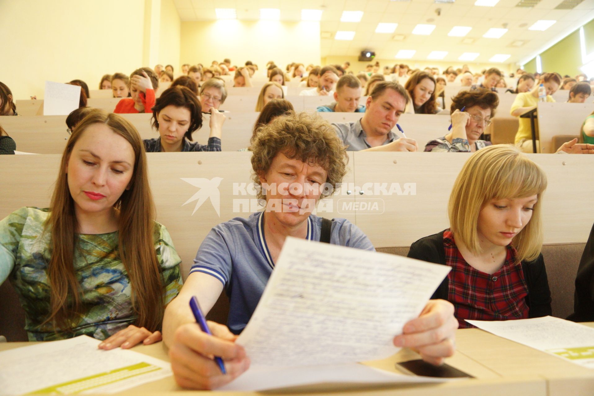 Екатеринбург. Тотальный диктант проходит в  Уральском федеральном университете им. Б. Ельцина  ( УрФУ ).