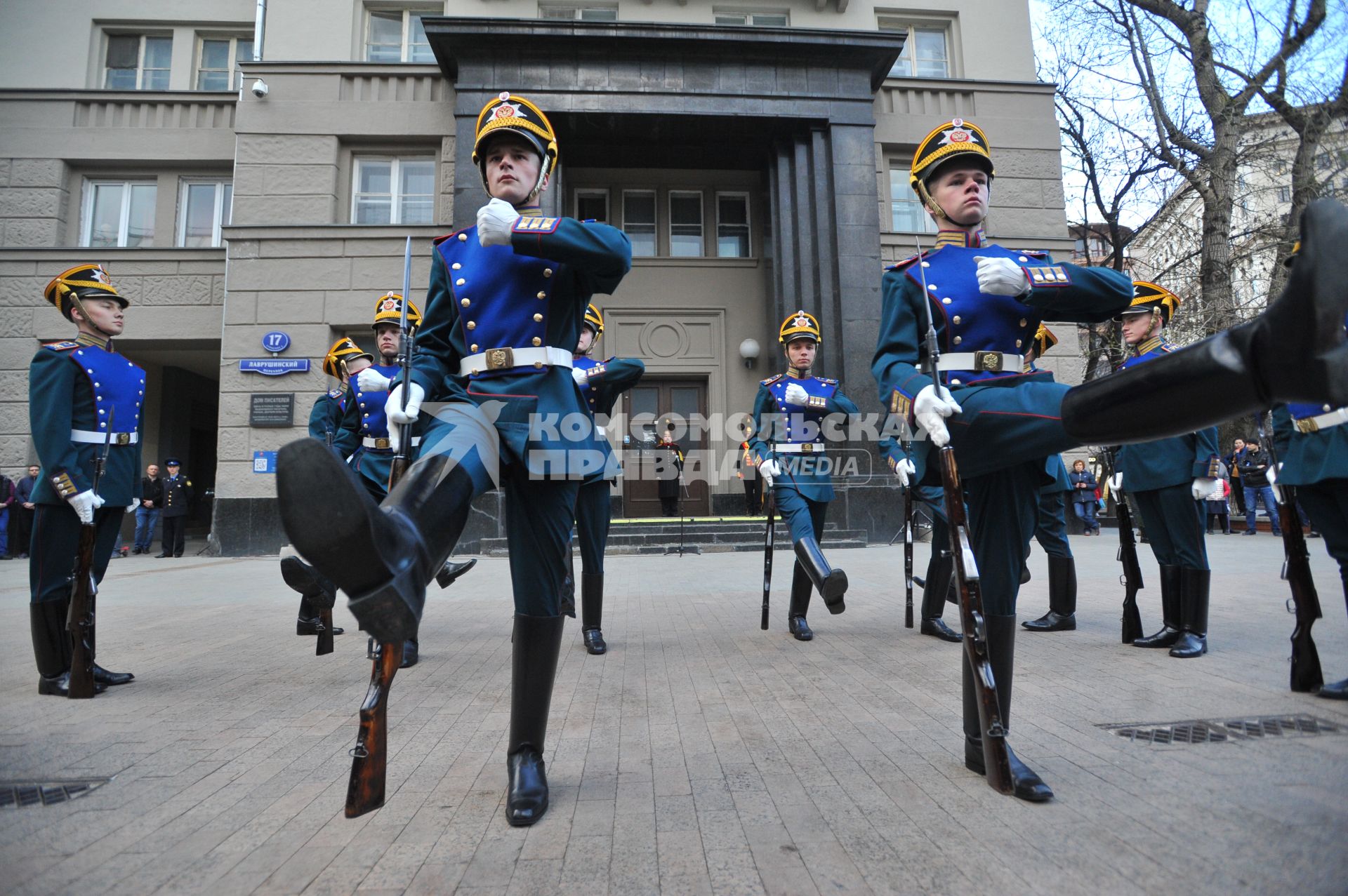 Москва.   Показательное выступление роты специального караула Президентского полка на открытии выставки `Традиции кремлевского караула` в музее военной истории Российского военно-исторического общества `Стрелецкие палаты`.