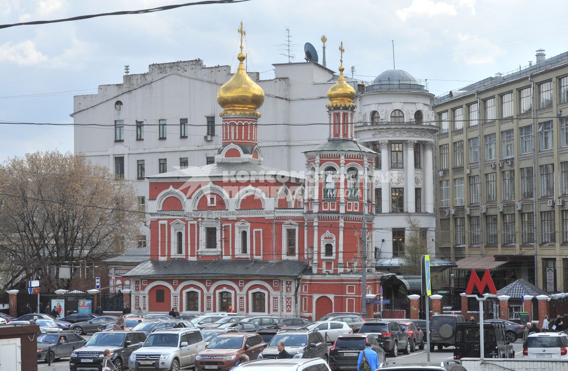 Москва.    Церковь Всех Святых на Кулишках  на Славянской площади.
