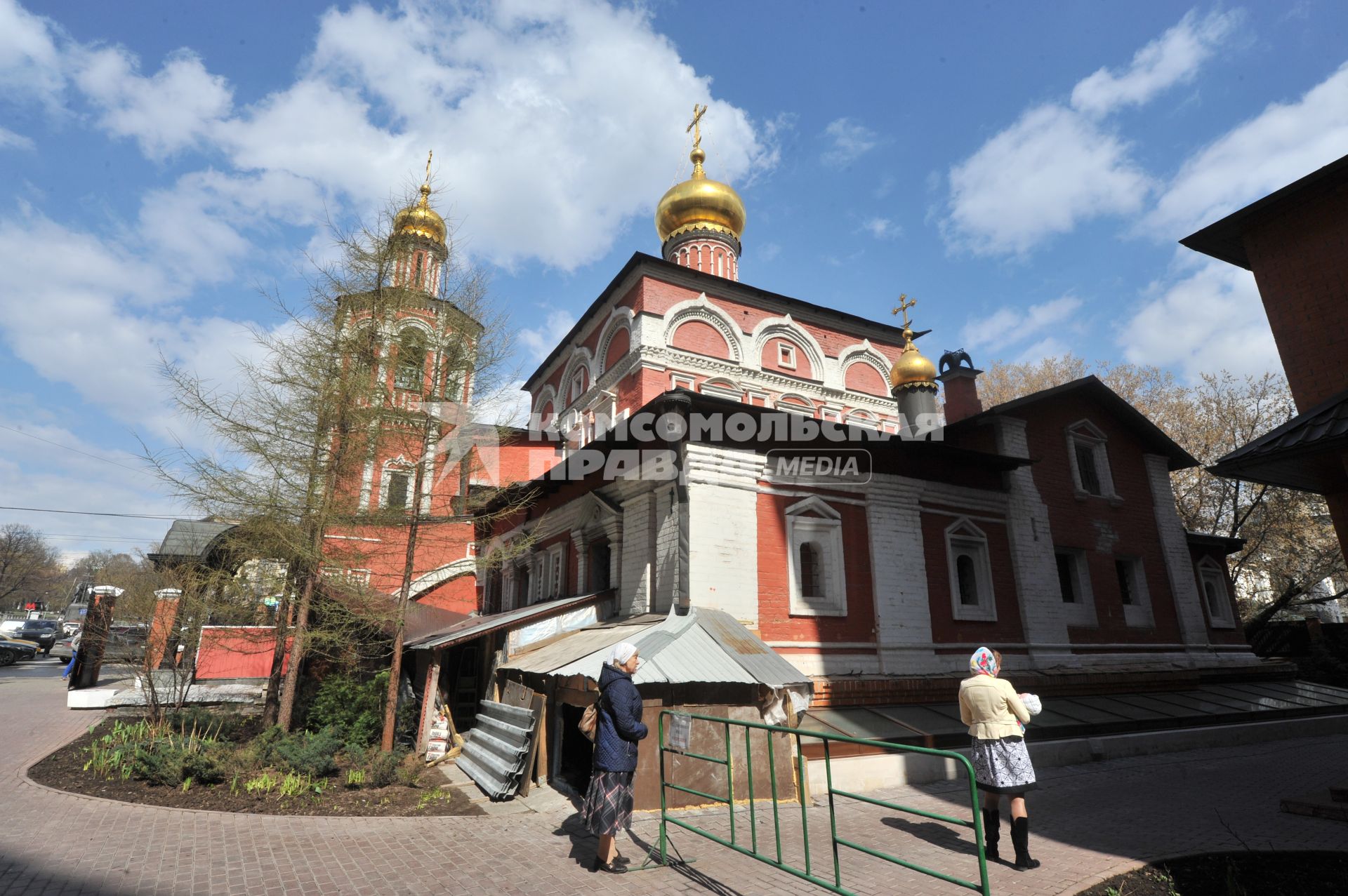Москва.    Церковь Всех Святых на Кулишках  на Славянской площади.