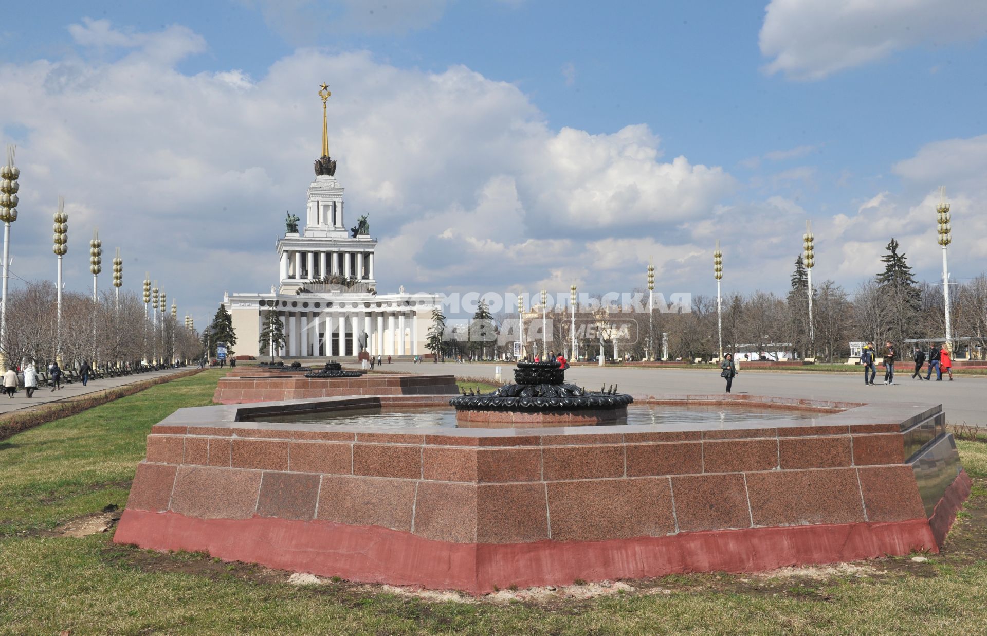 Москва.  Павильон #1 `Центральный` на территории ВДНХ.