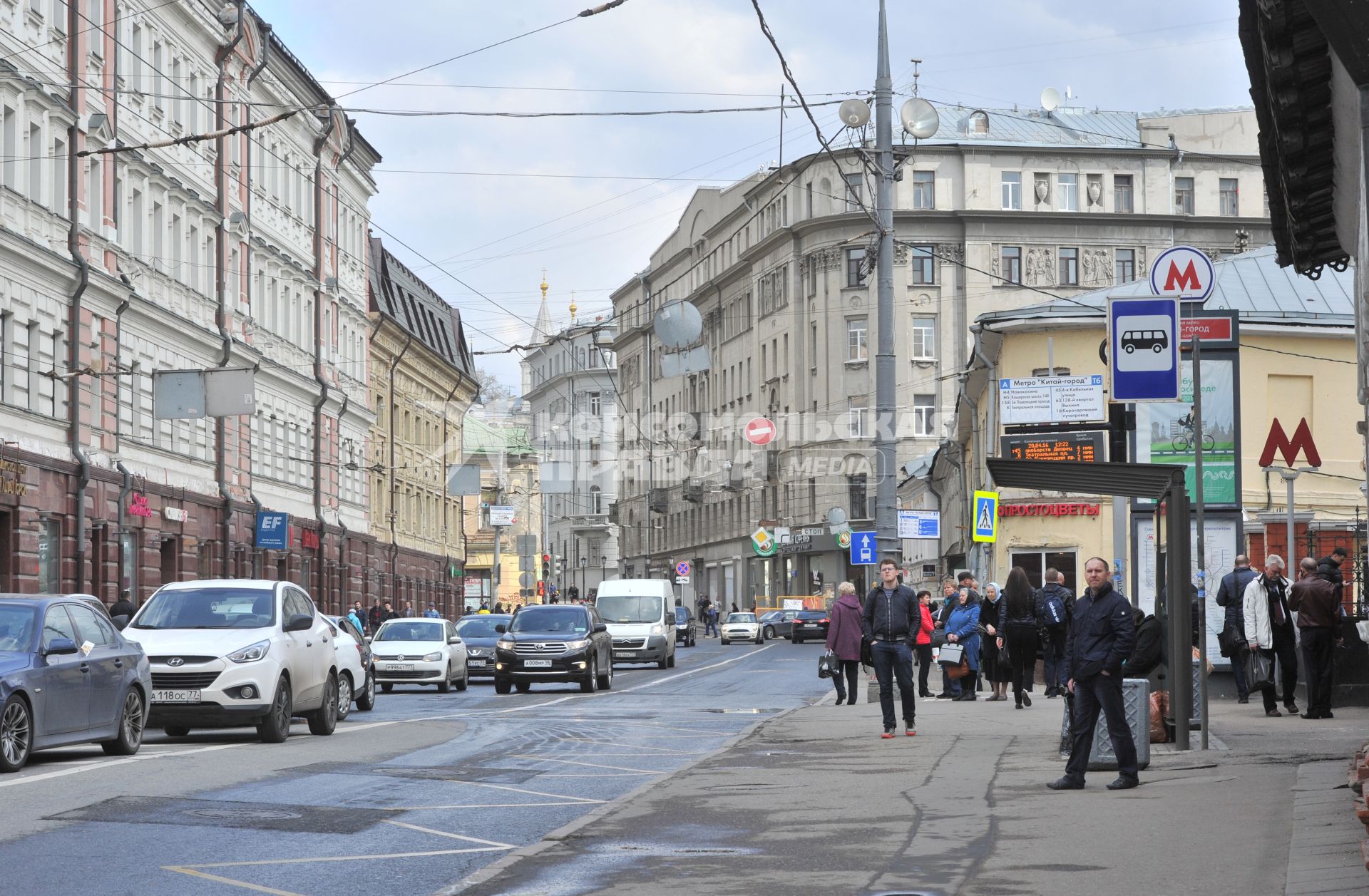 Москва.   Прохожие у метро `Китай-город`.