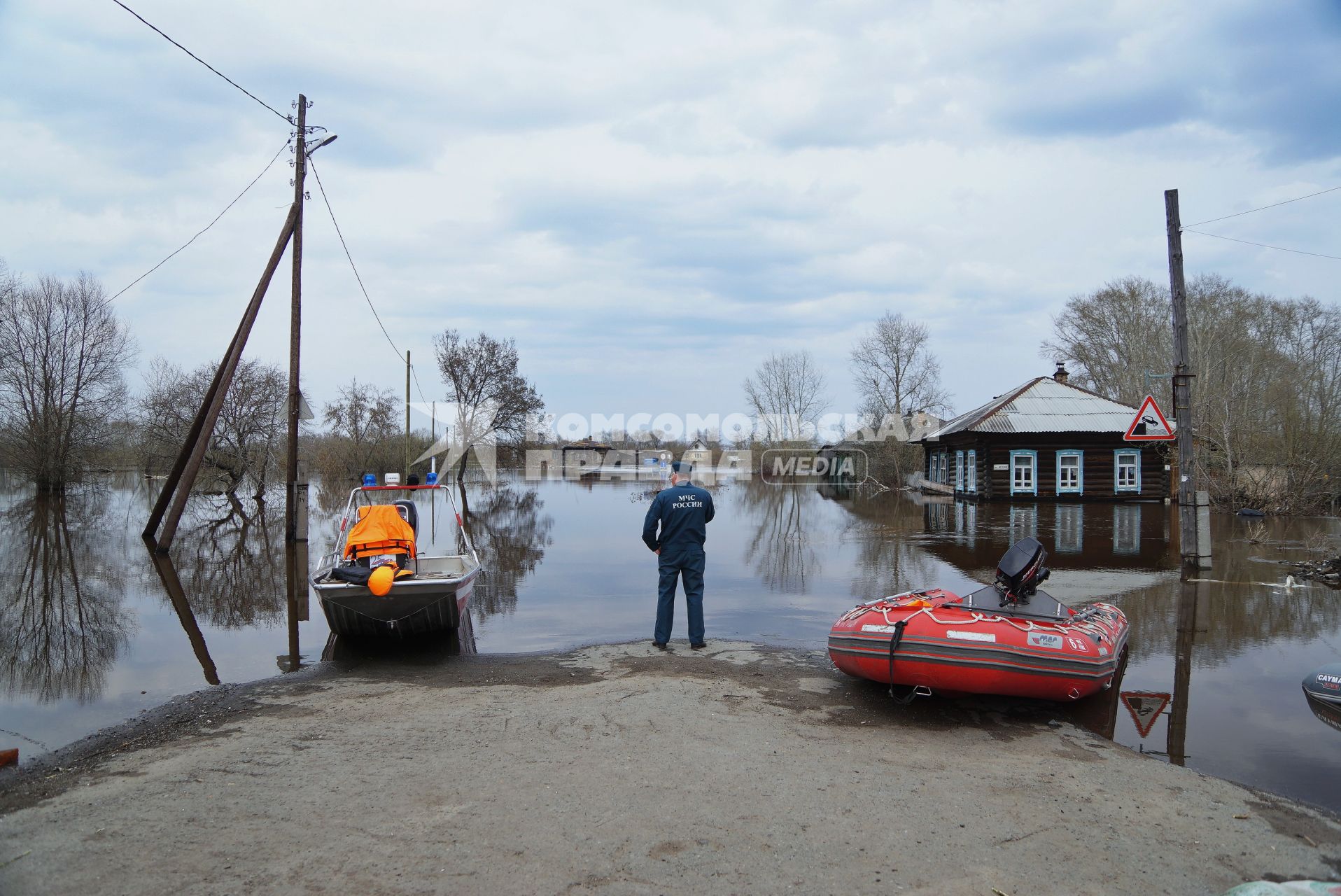Свердловская область, г.Ирбит. Сотрудники МЧС  во время разлива рек Ница и Ирбит.