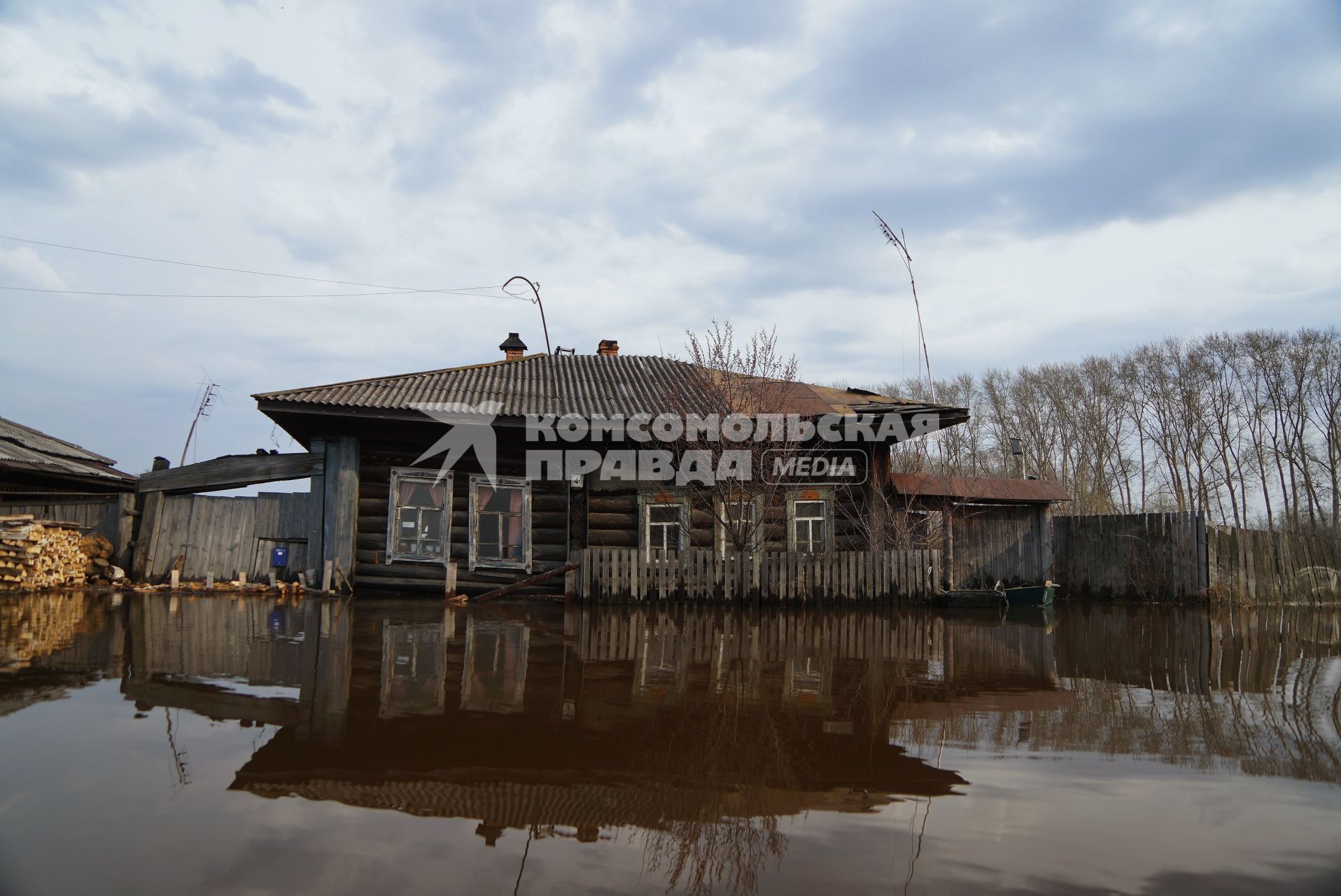 Свердловская область, г.Ирбит.  Подтопленный дом во время разлива рек Ница и Ирбит.