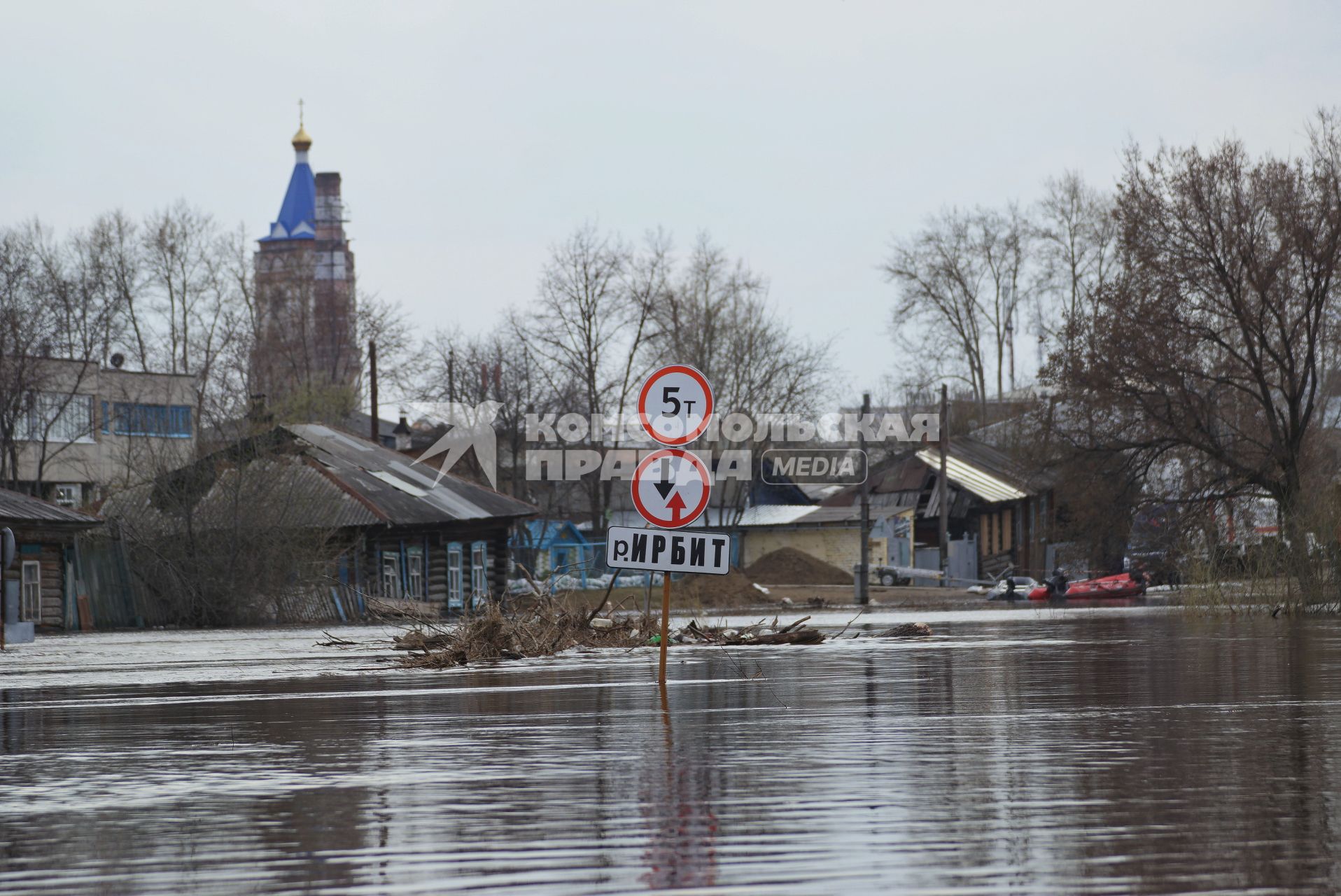 Свердловская область, г.Ирбит. Дорожные знаки у моста во время разлива рек Ница и Ирбит.