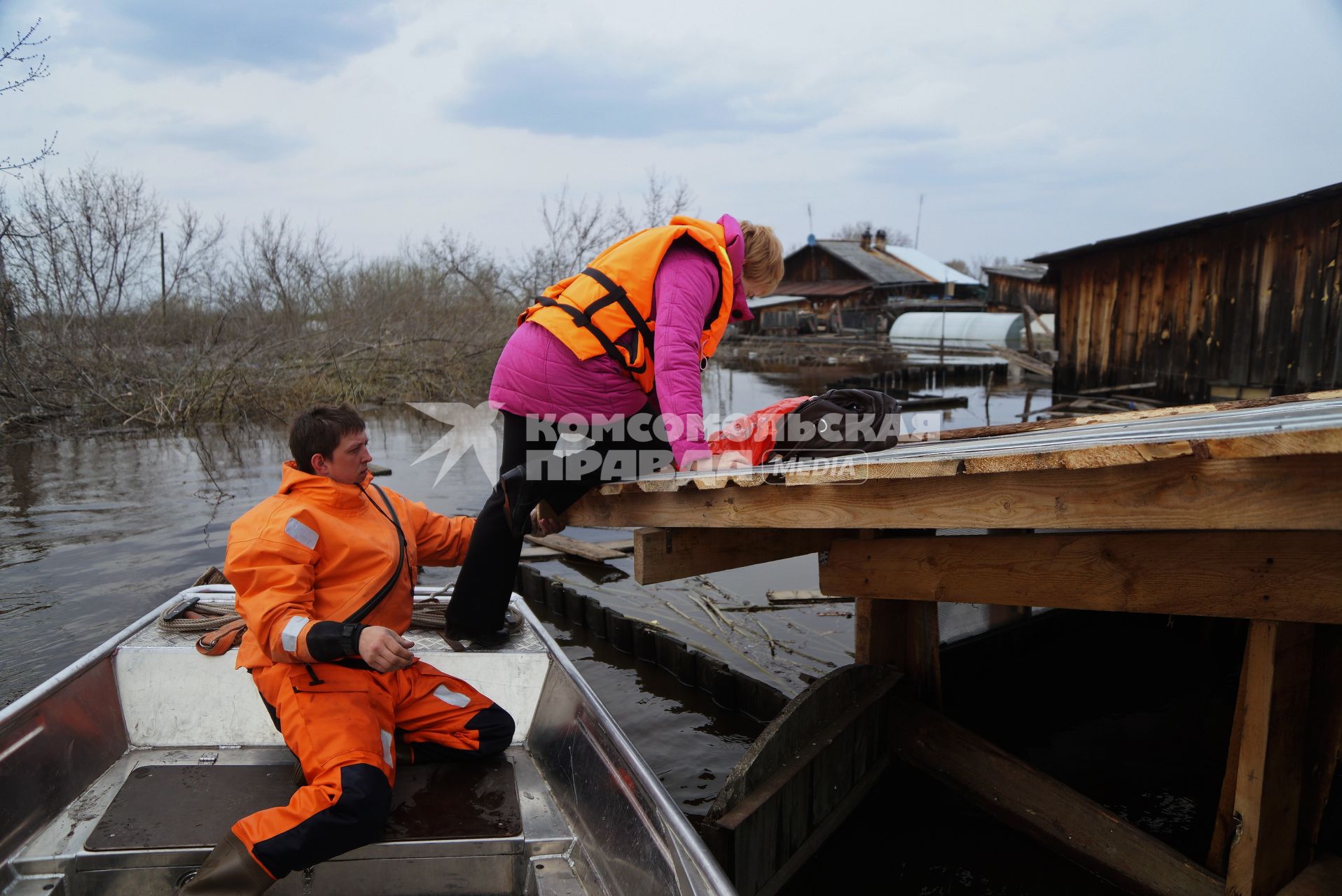 Свердловская область, г.Ирбит. Сотрудники МЧС переправляют людей к их затопленному дому, во время разлива рек Ница и Ирбит.
