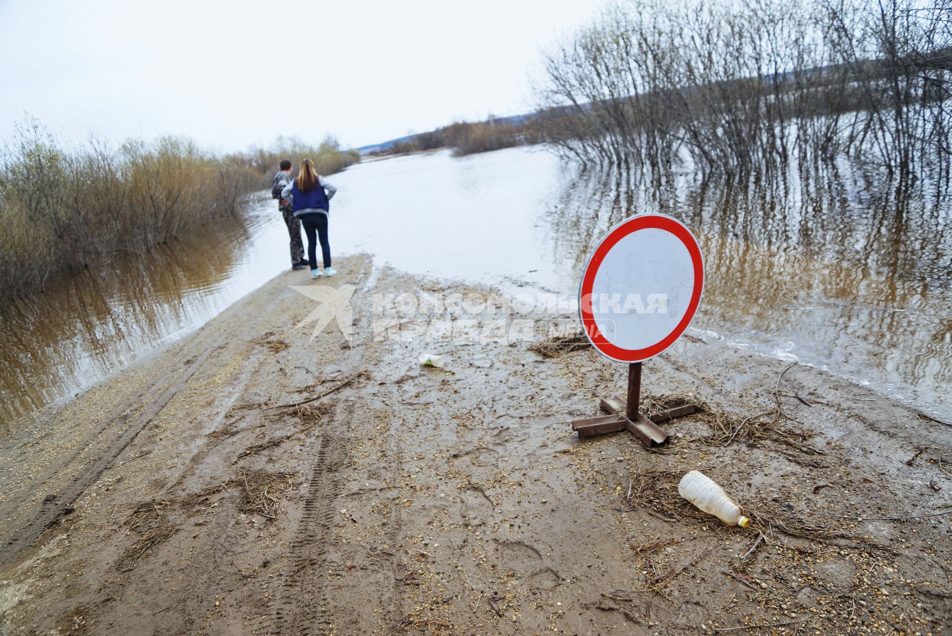 Свердловская область, деревня Махнево. Дорожный знак `Движение запрещено` на дороге, затопленой во время разлива реки Тагил.