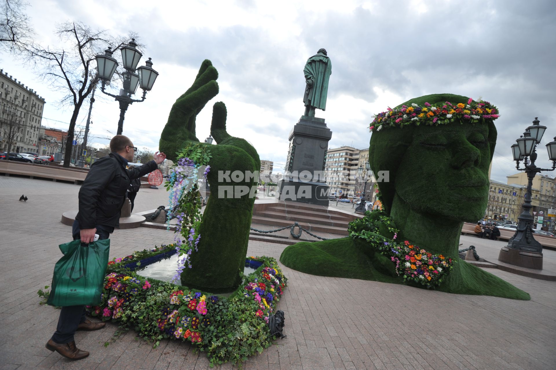 Москва. На Пушкинской площади идет подготовка к ежегодному фестивалю `Московская весна`.