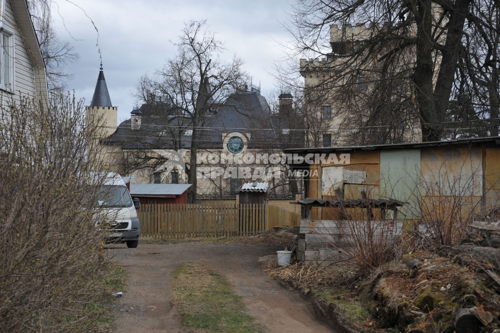 Московская область, д.Грязь. Вид на замок артиста Максима Галкина  и Аллы Пугачевой .