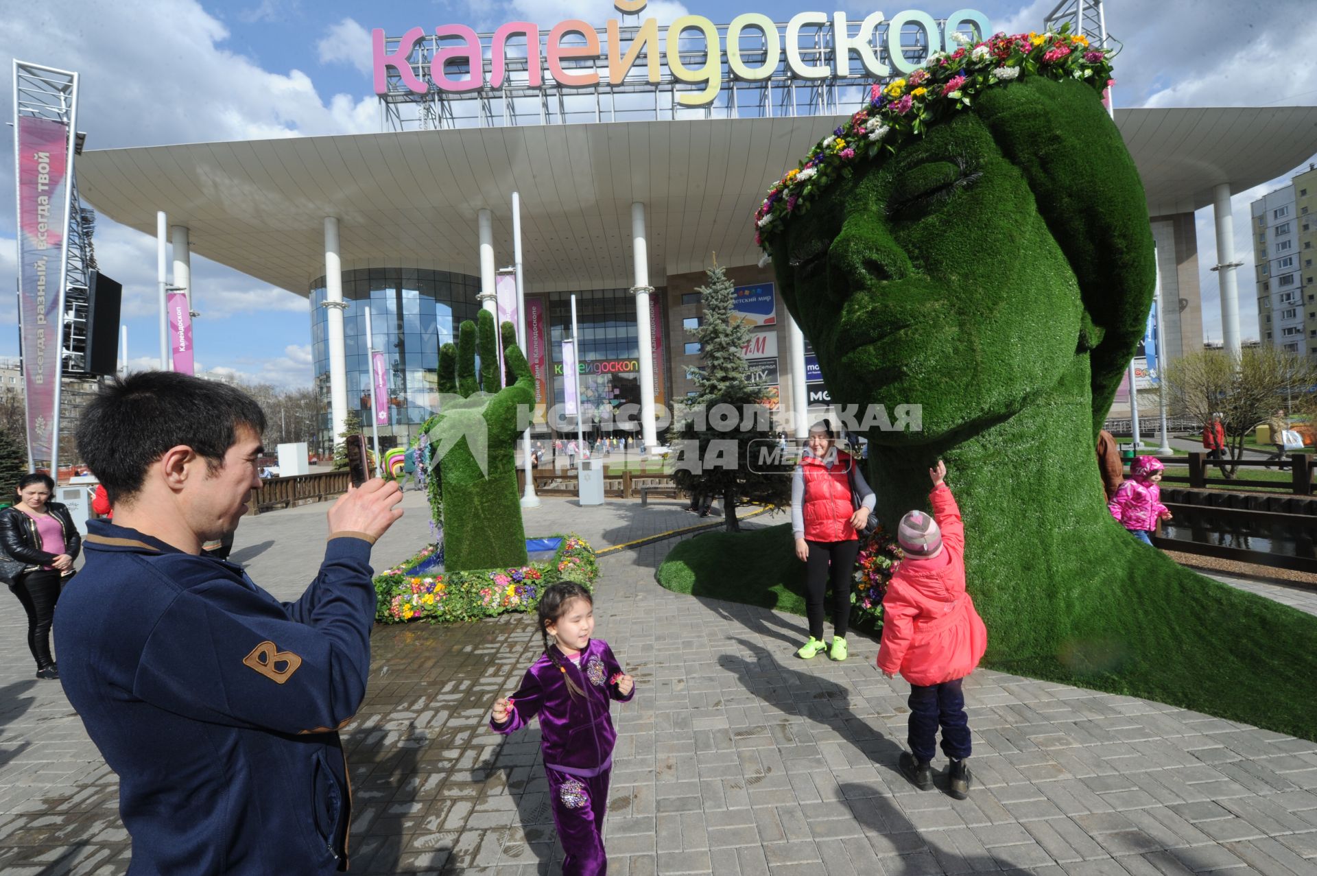 Москва.  Инсталяция `Юность весны` с Пушкинской площади переехала к станции метро Сходненская.