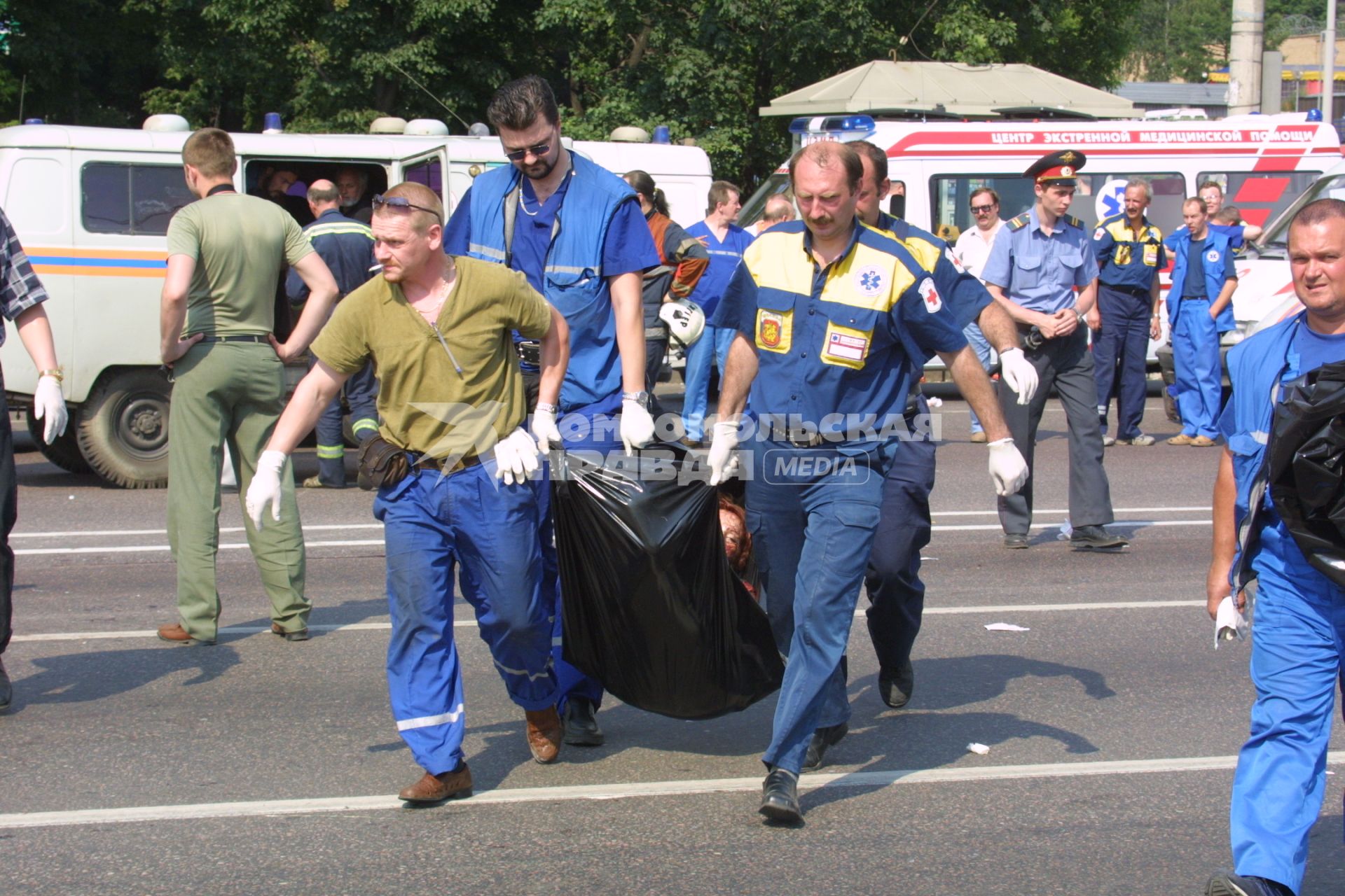 Москва. На месте взрыва во время рок-фестиваля `Крылья` на Тушинском аэродроме  5 июля 2003 года.