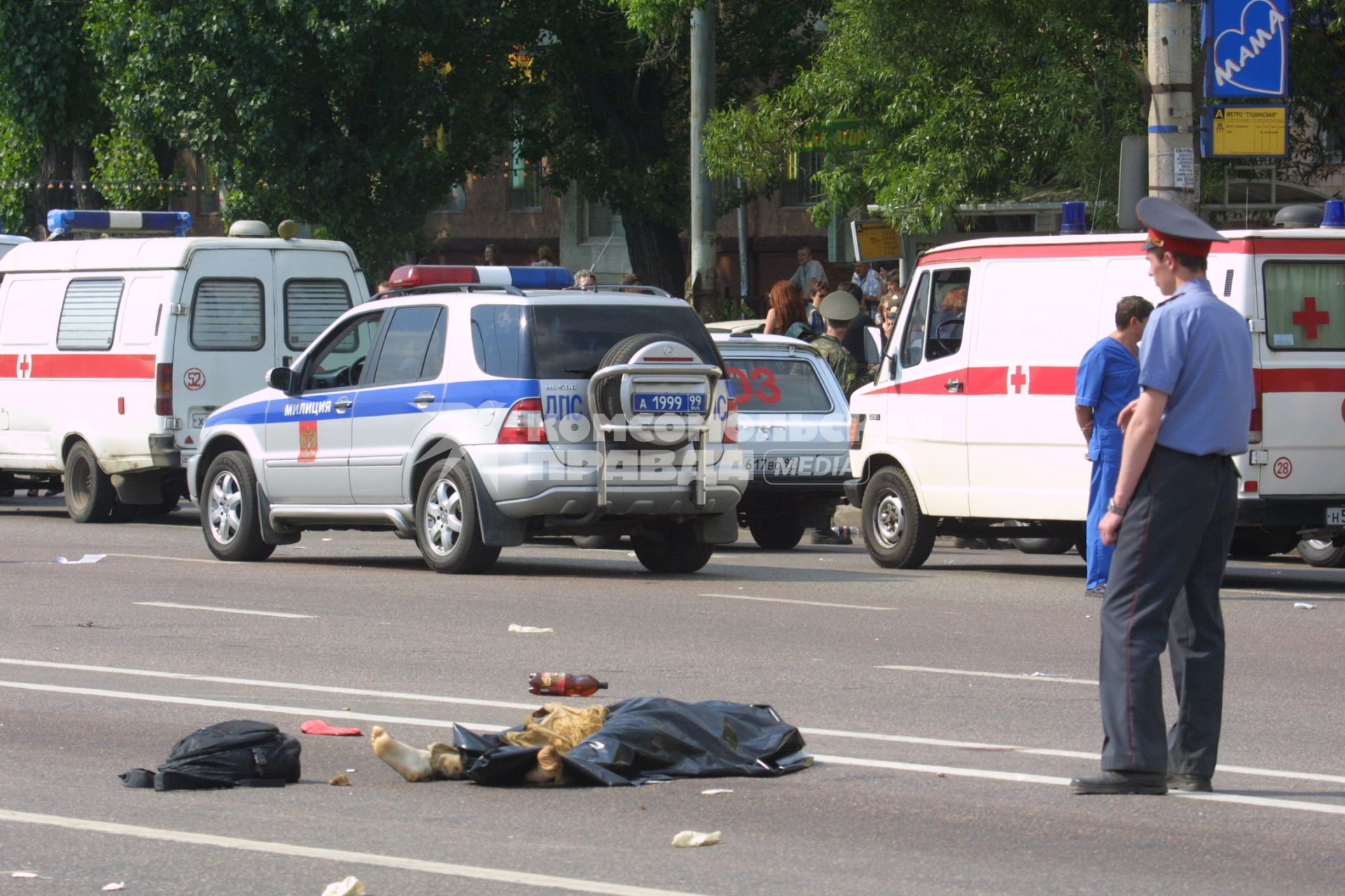 Москва. На месте взрыва во время рок-фестиваля `Крылья` на Тушинском аэродроме  5 июля 2003 года.