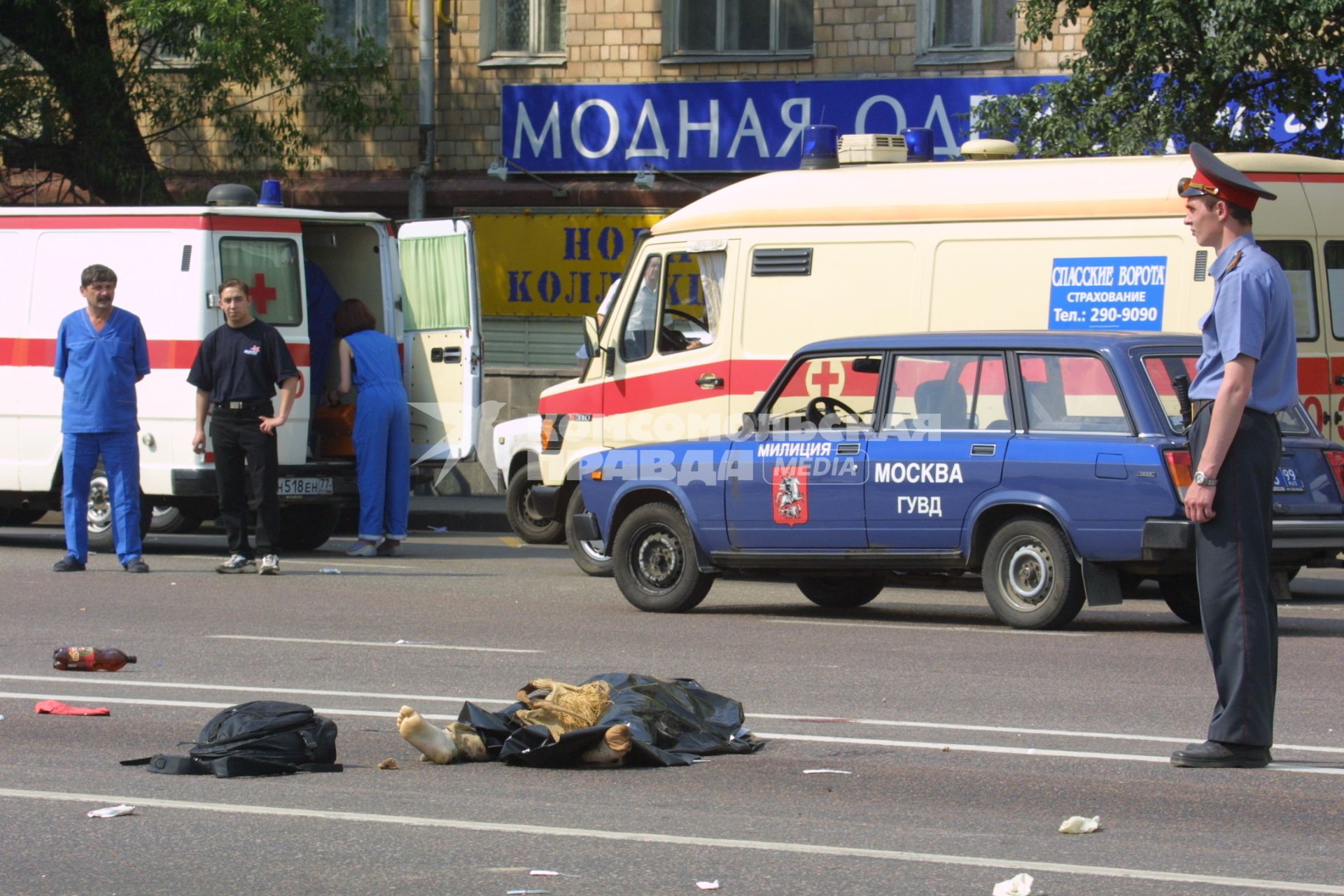 Москва. На месте взрыва во время рок-фестиваля `Крылья` на Тушинском аэродроме  5 июля 2003 года.