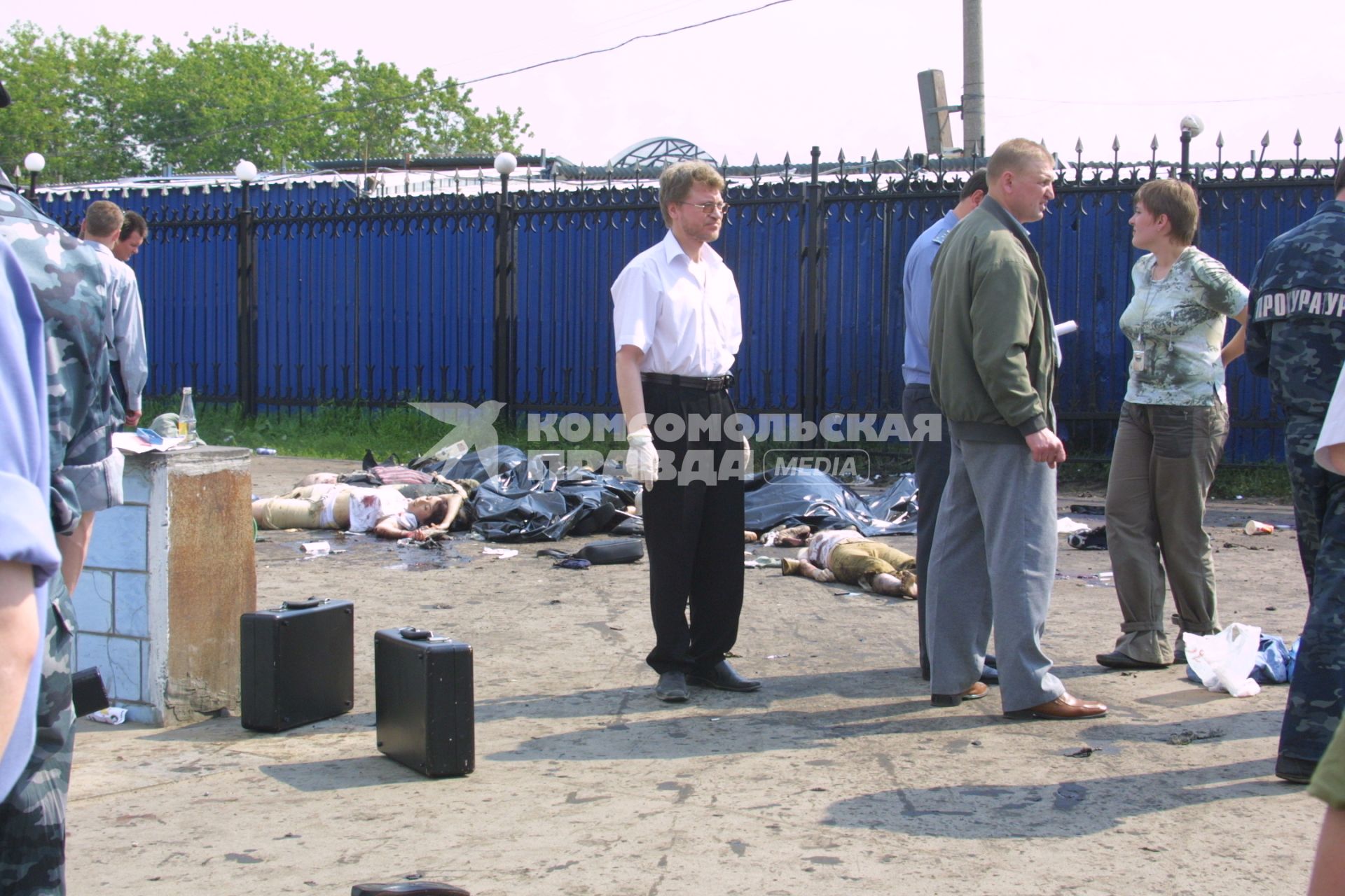 Москва. На месте взрыва во время рок-фестиваля `Крылья` на Тушинском аэродроме  5 июля 2003 года.