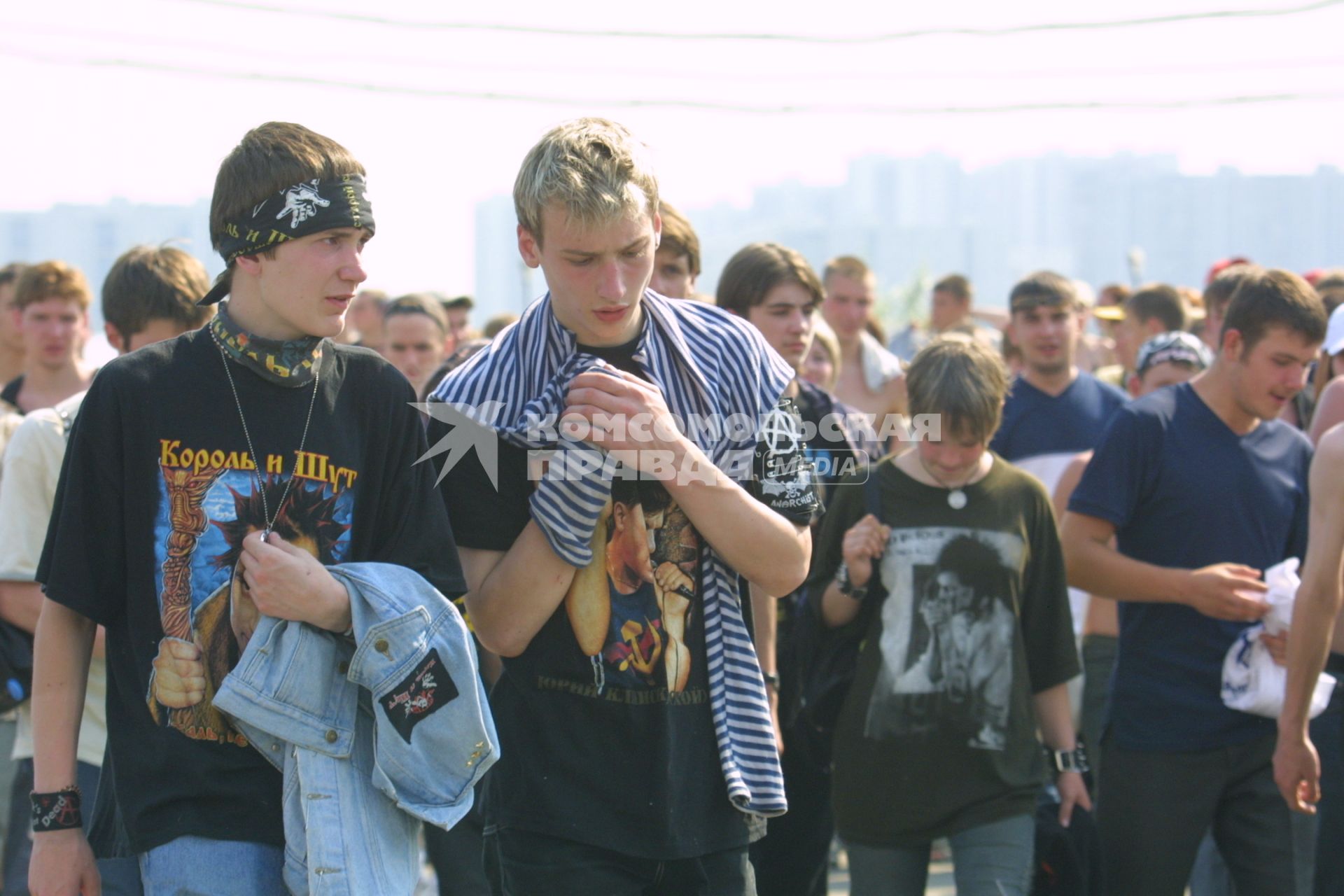 Москва. Эвакуация зрителей рок-фестиваля `Крылья` после взрыва на Тушинском аэродроме  5 июля 2003 года.