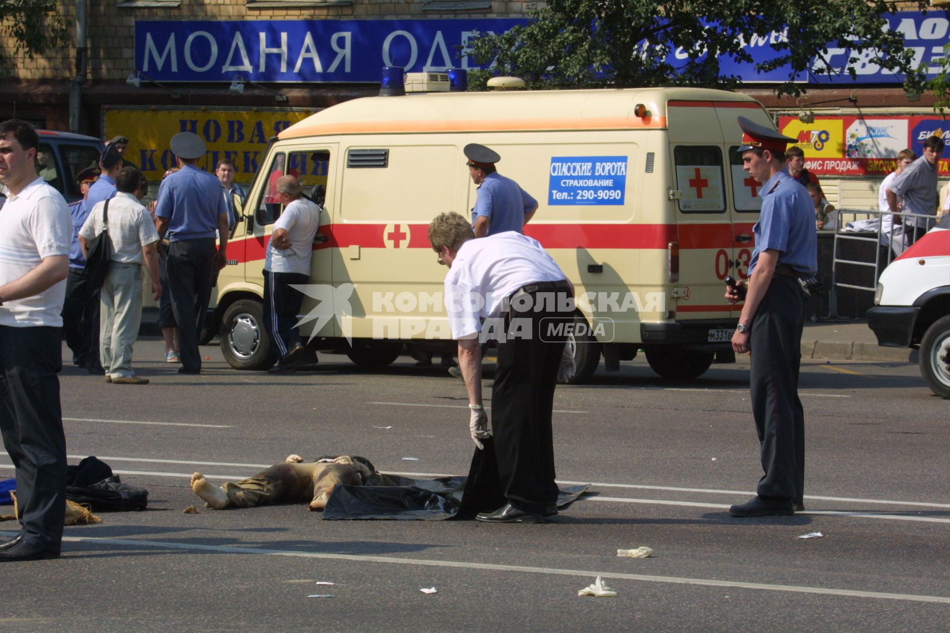 Москва. На месте взрыва во время рок-фестиваля `Крылья` на Тушинском аэродроме  5 июля 2003 года.