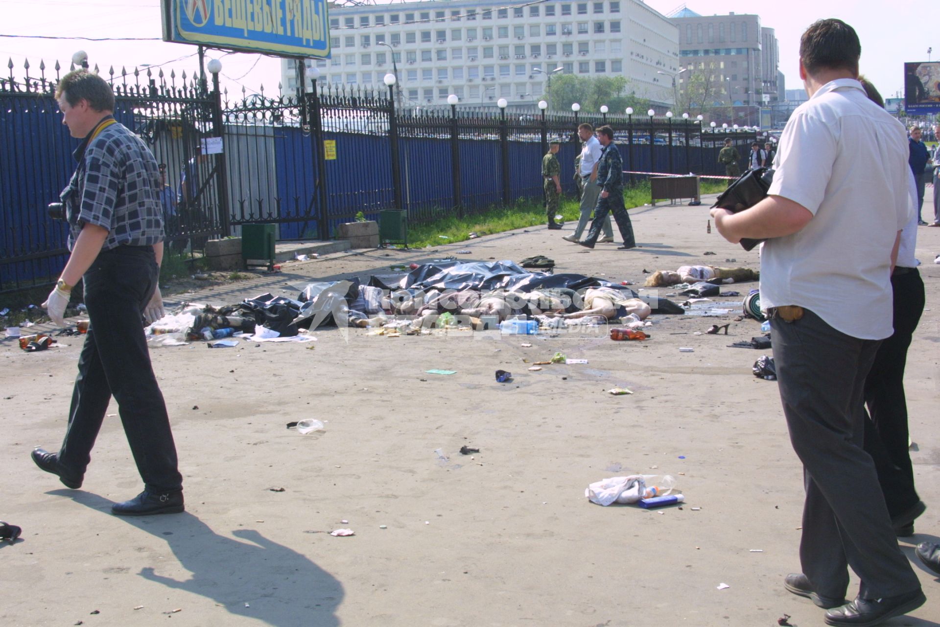 Москва. На месте взрыва во время рок-фестиваля `Крылья` на Тушинском аэродроме  5 июля 2003 года.