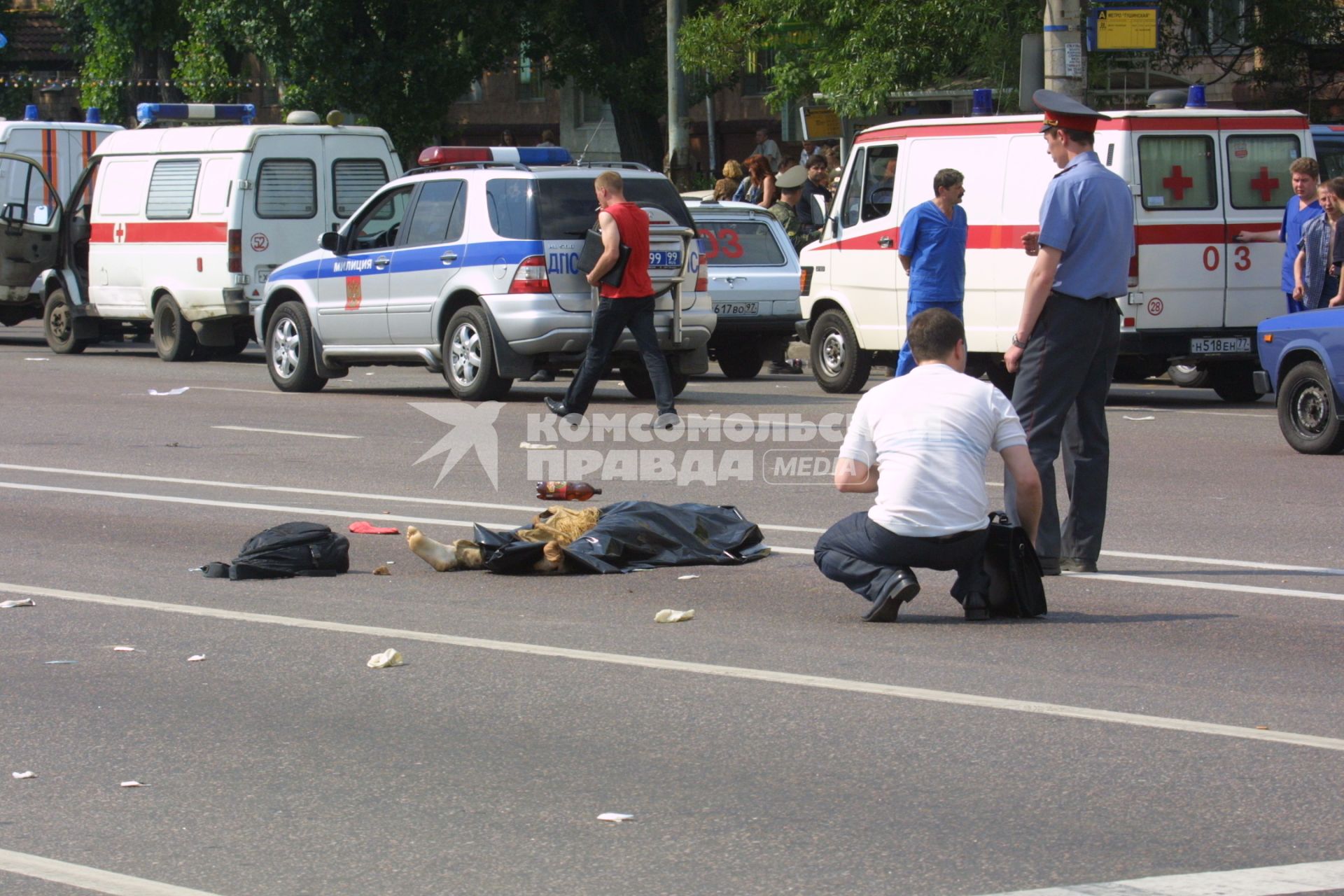 Москва. На месте взрыва во время рок-фестиваля `Крылья` на Тушинском аэродроме  5 июля 2003 года.