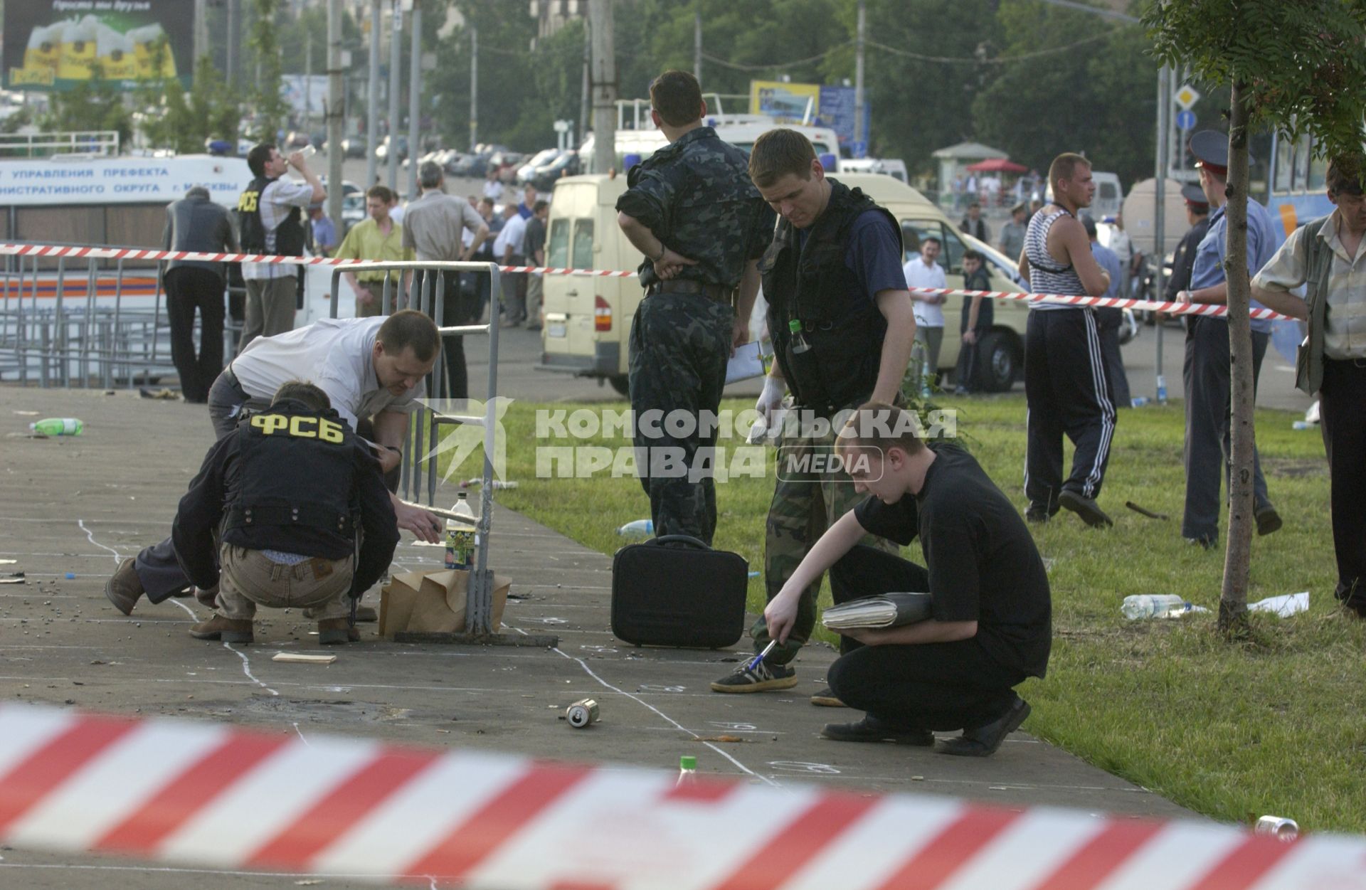 Москва. На месте взрыва во время рок-фестиваля `Крылья` на Тушинском аэродроме  5 июля 2003 года.