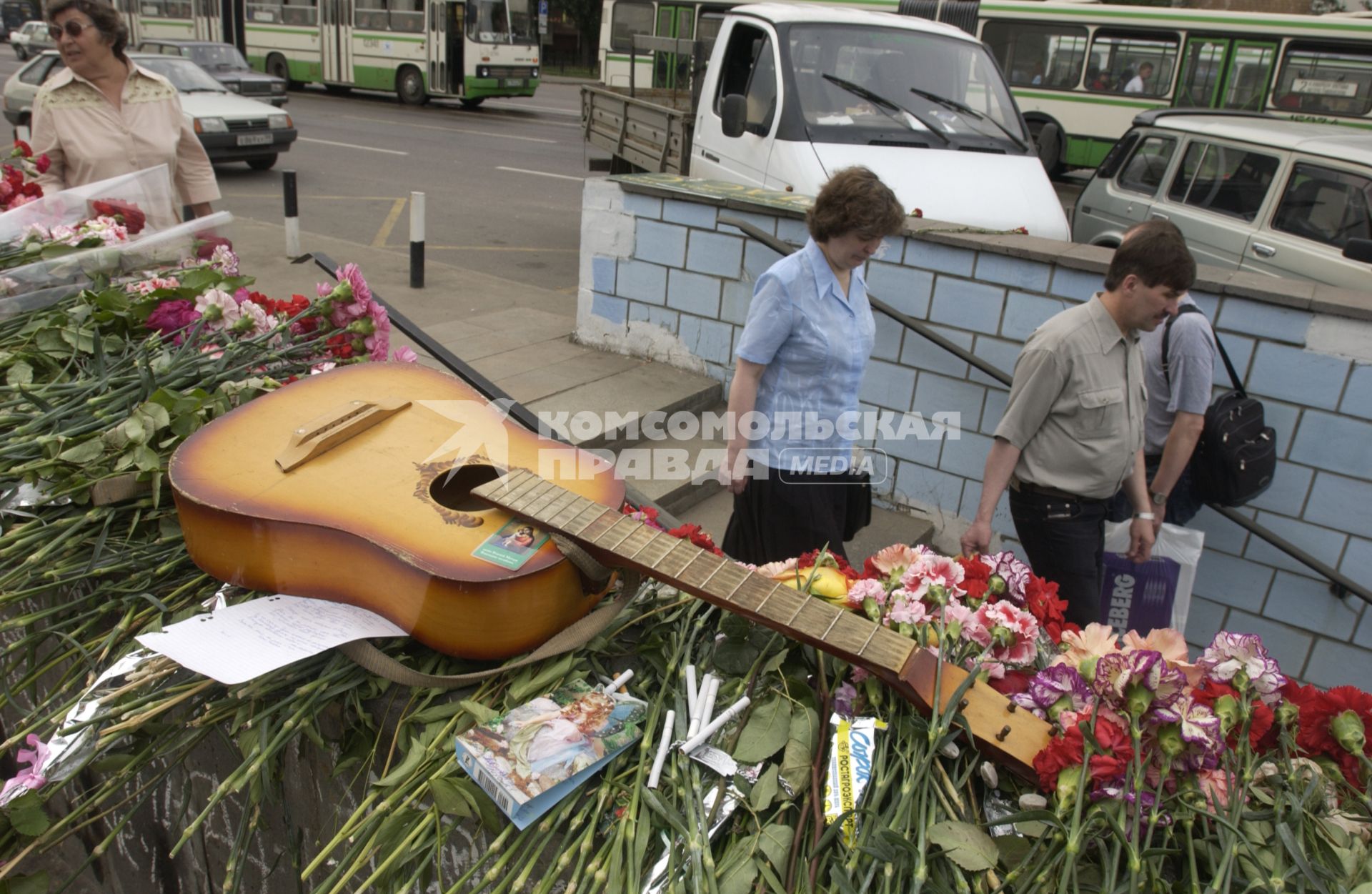 Москва. Родственники и друзья возлагают цветы погибшим в результате теракта на рок-фестивале `Крылья` на Тушинском аэродроме 5 июля 2003 года.