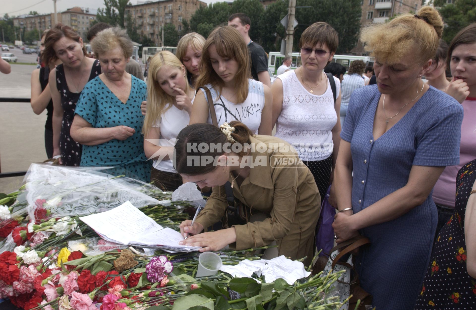 Москва. Родственники и друзья возлагают цветы погибшим в результате теракта на рок-фестивале `Крылья` на Тушинском аэродроме 5 июля 2003 года.