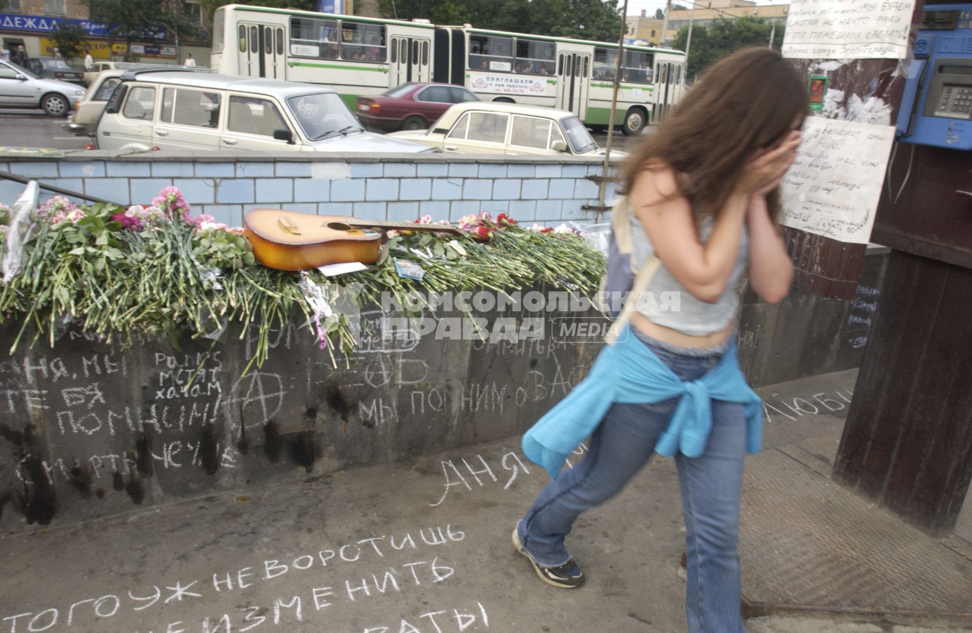 Москва. Родственники и друзья возлагают цветы погибшим в результате теракта на рок-фестивале `Крылья` на Тушинском аэродроме 5 июля 2003 года.