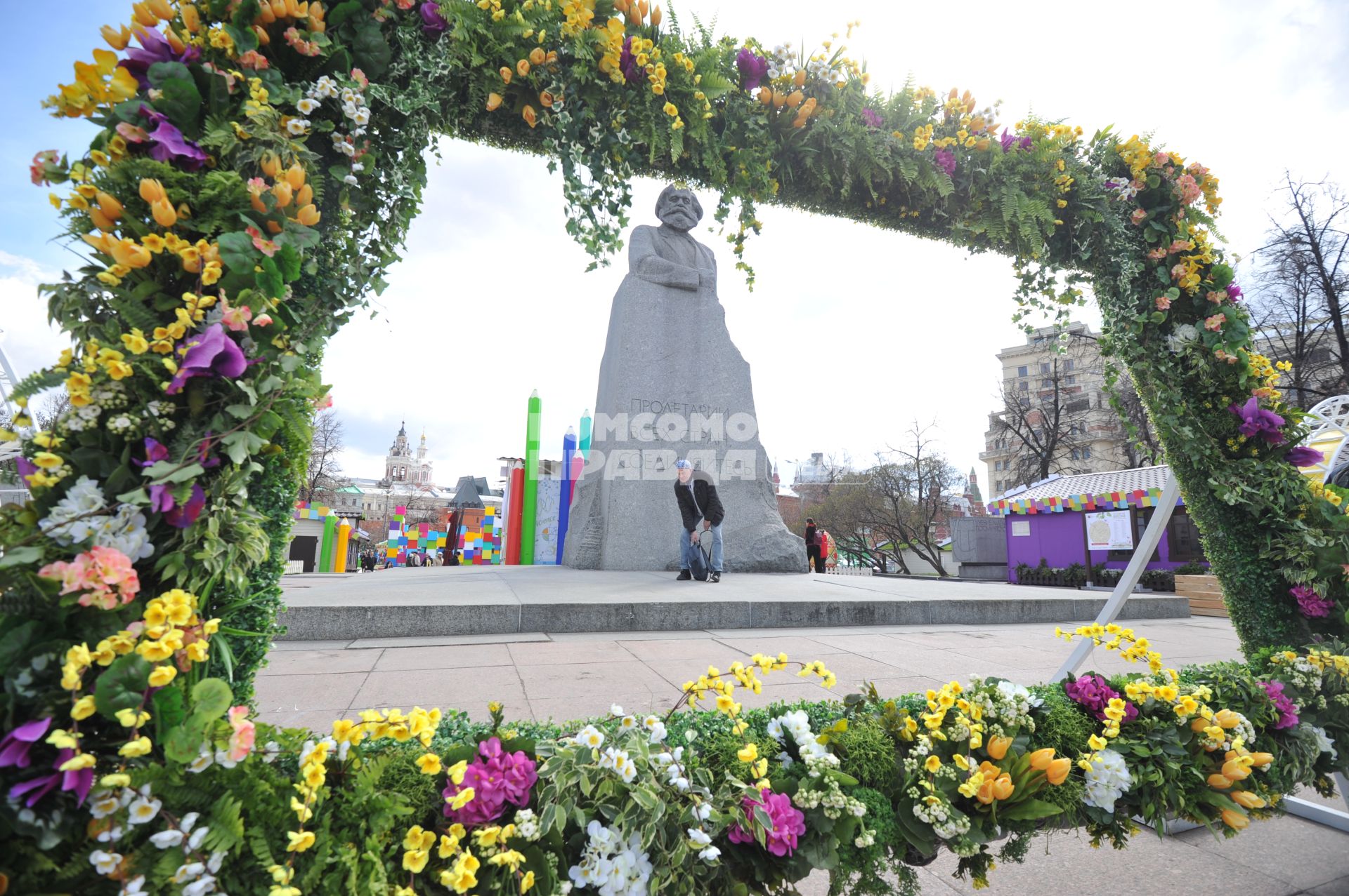 Москва.  Памятник  Карлу Марксу в рамке из цветов  на Театральной площади, где проходит фестиваль  `Московская весна`.