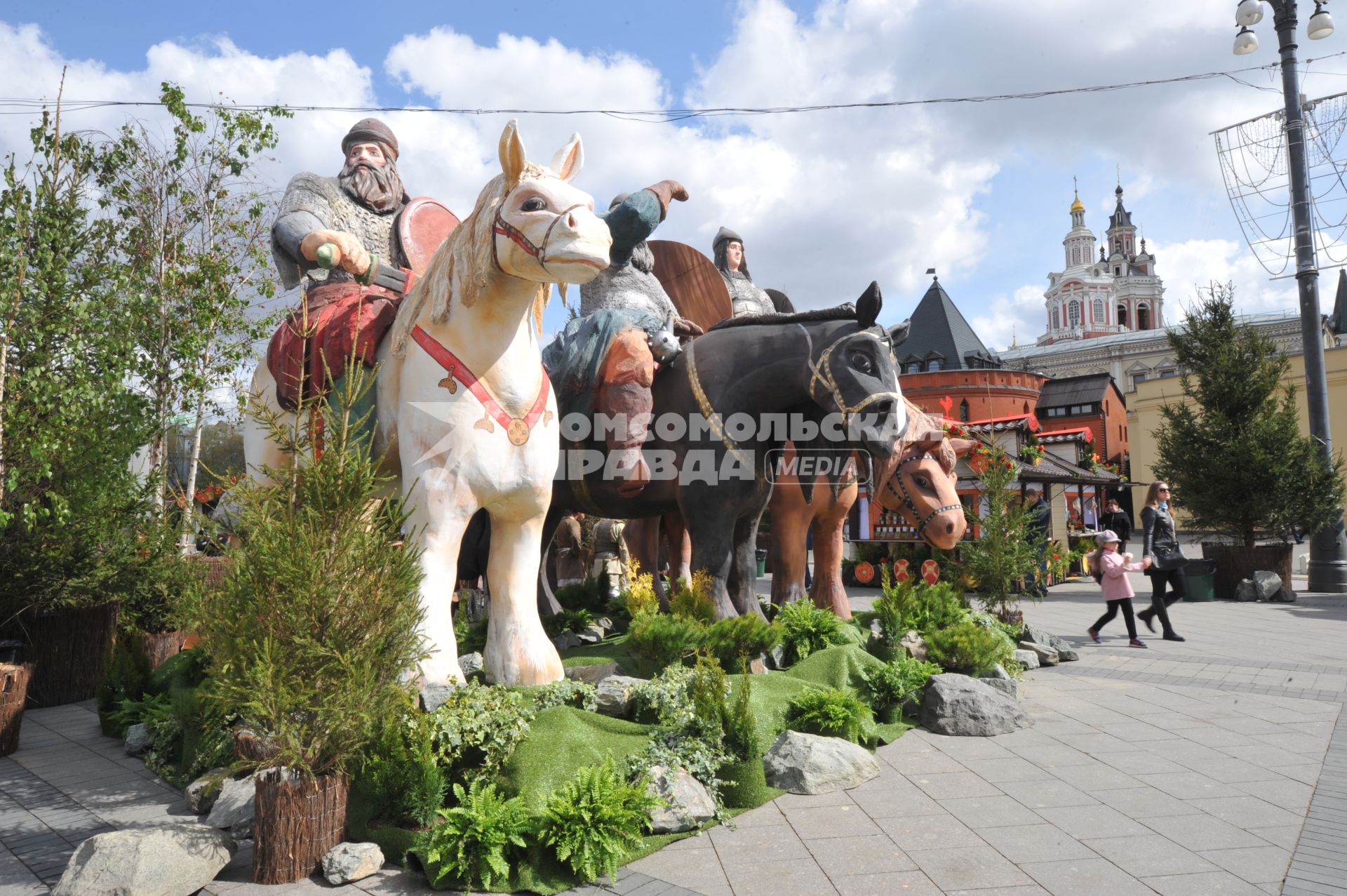 Москва. Скульптура `Трибогатыря` на Театральной площади,где проходит фестиваль  `Московская весна`.