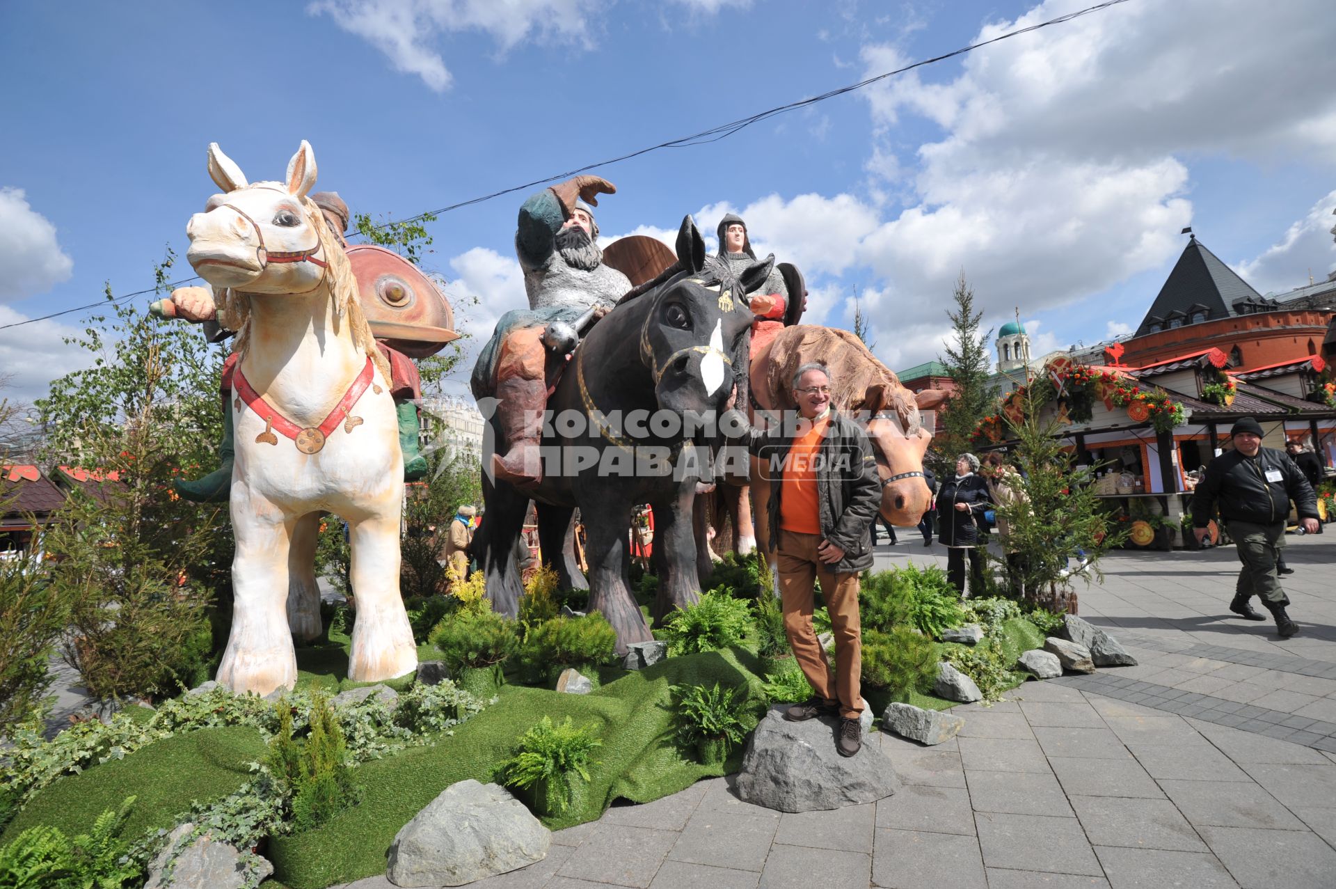 Москва. Скульптура `Трибогатыря` на Театральной площади,где проходит фестиваль  `Московская весна`.