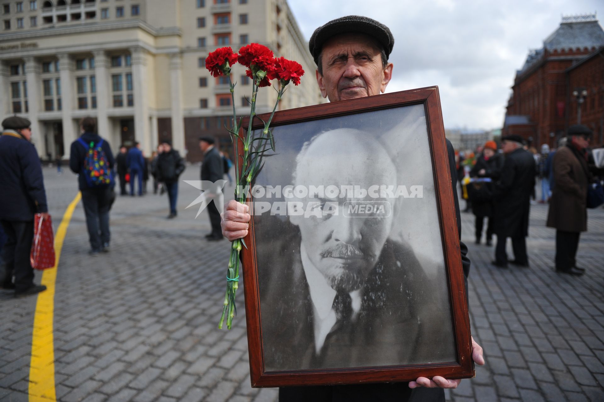 Москва. В день рождения Владимира Ильича Ленина коммунист  пришел на Манежную площадь почтить память   Вождя мирового пролетариата.