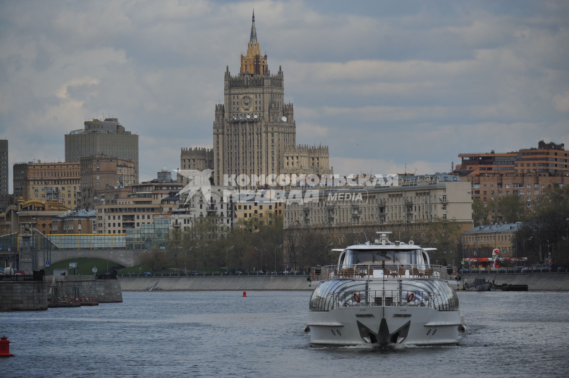 Москва. Сезон навигации по Москве-реке  открылся парадом пассажирских  судов.