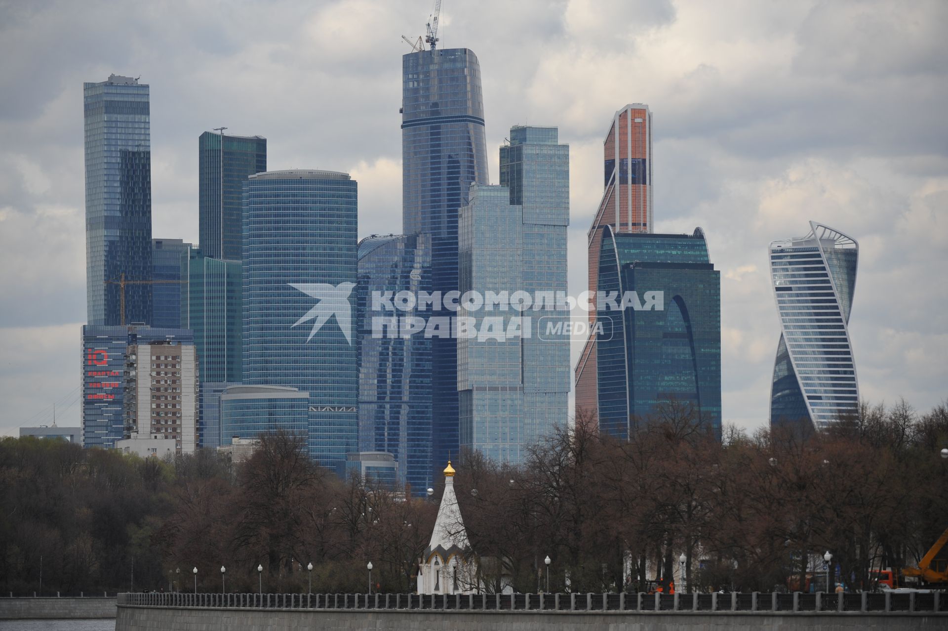 Москва.  Вид на  московский международный  деловой центр `Москва-сити`.