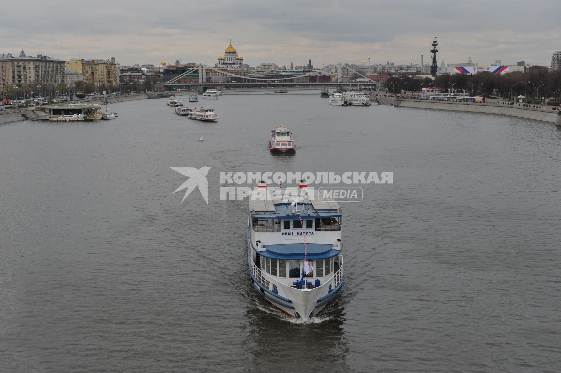 Москва. Сезон навигации по Москве-реке  открылся парадом пассажирских  судов от причала `Парк Горького`.