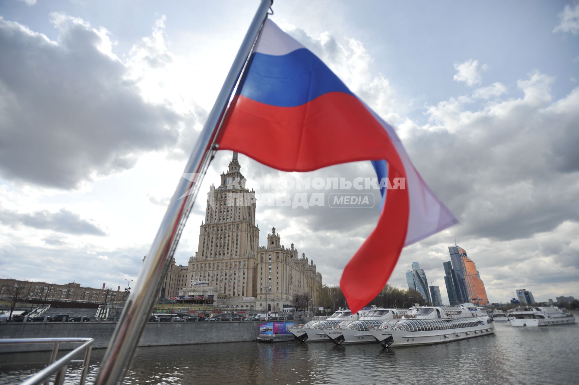 Москва. Сезон навигации по Москве-реке  открылся парадом пассажирских  судов. Современное судно`Рэдиссон`  стоит у причала на набережной Тараса Шевченко  напротив гостинницы `Украина`.