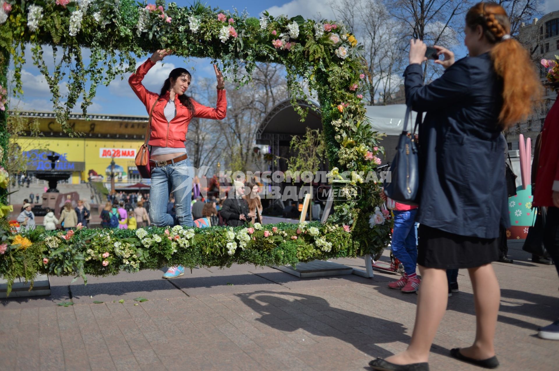 Москва. Прохожие гуляют  на Пушкинской площади,где проходит фестиваль`Московская весна`.