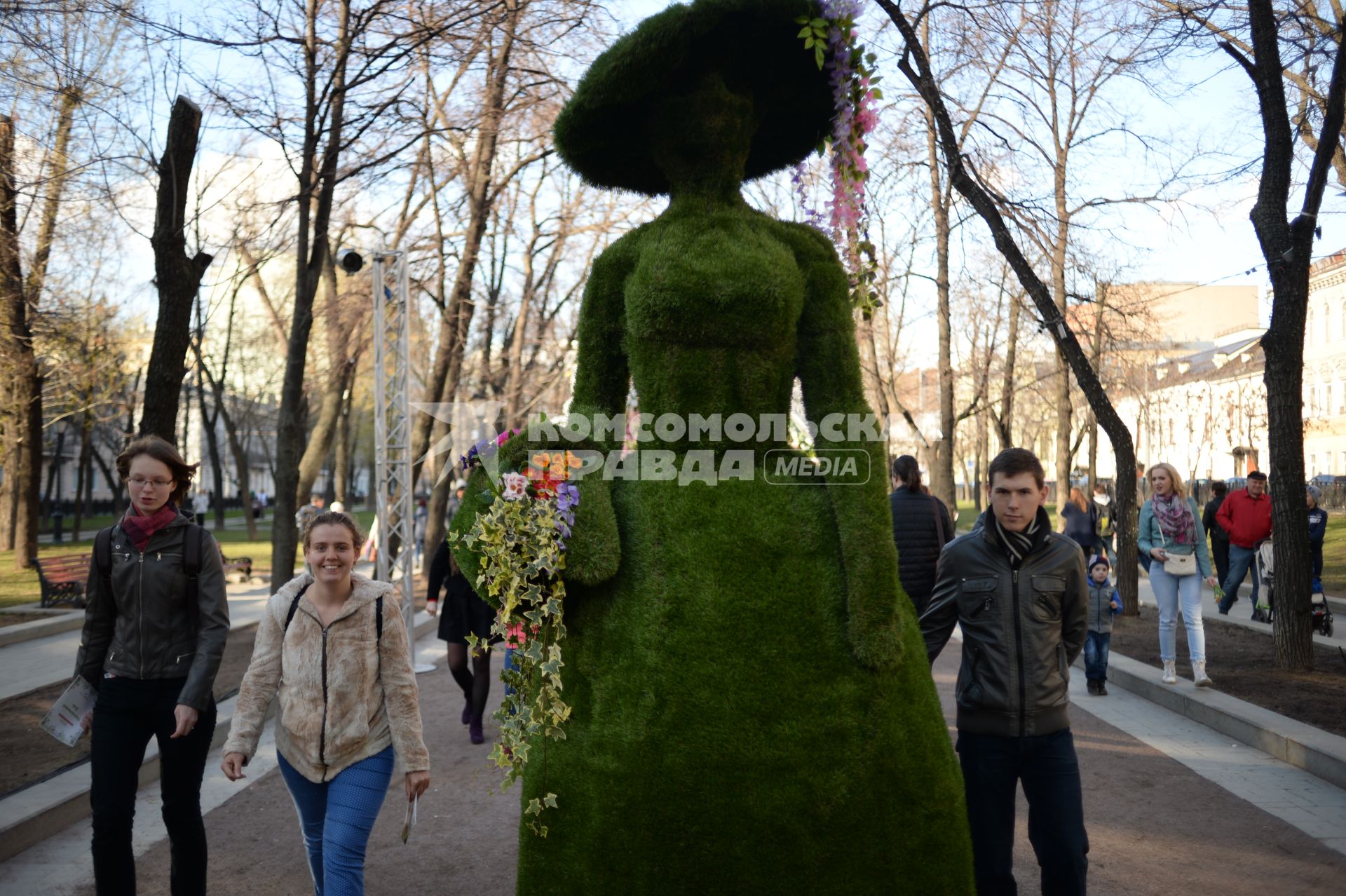 Москва. Участники парада цветов на Тверском бульваре рядом со скульптурами из живых цветов.