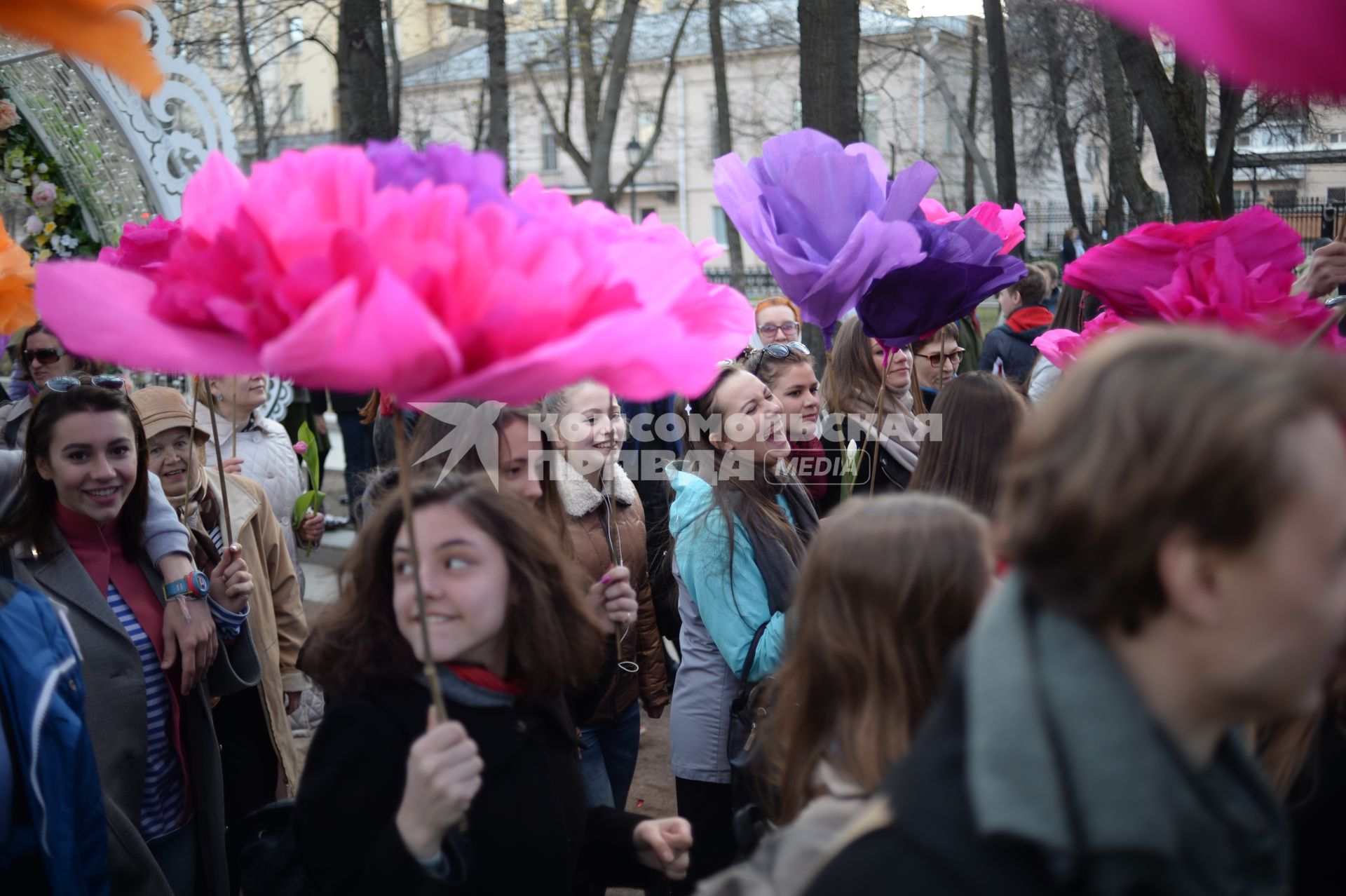 Москва. Участники парада цветов  во время  ежегодного  фестиваля `Московская весна` на  Тверском бульваре.
