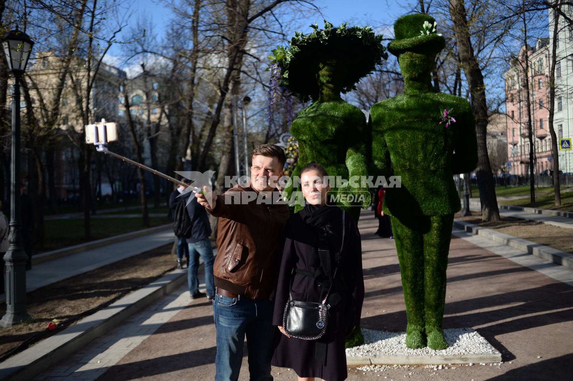 Москва. Участники парада цветов на Тверском бульваре рядом со скульптурами из живых цветов.