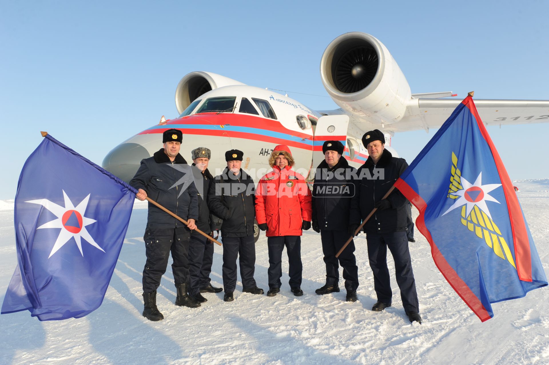 Северный полюс. Экипаж самолета АН-74  Красноярского центра МЧС ,который доставил   копию  знамени Победы  на Северный полюс .