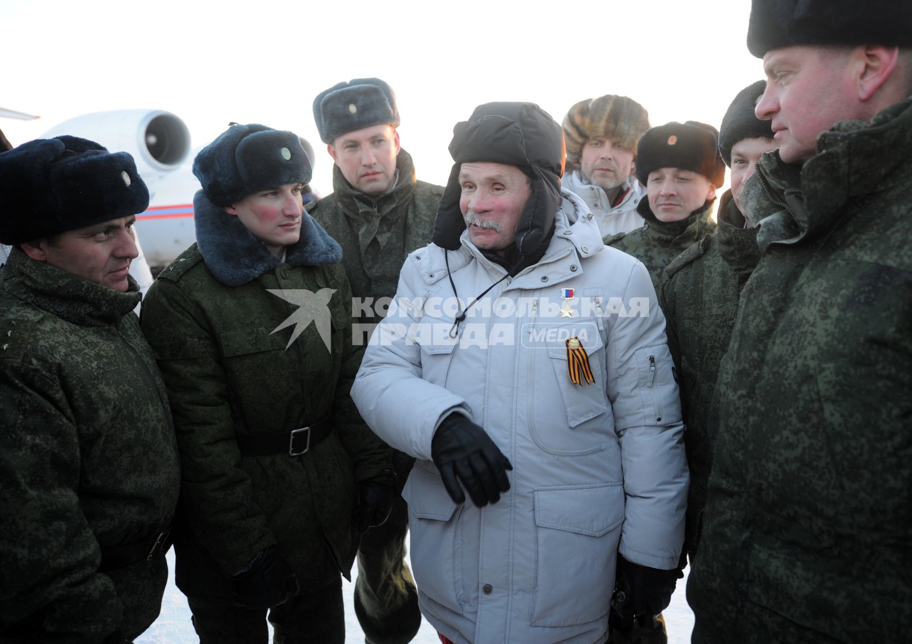 Северный полюс. В составе  делегации, которая доставила  копию  знамени Победы  на Северный полюс  был Герой России Вячеслав Бочаров.