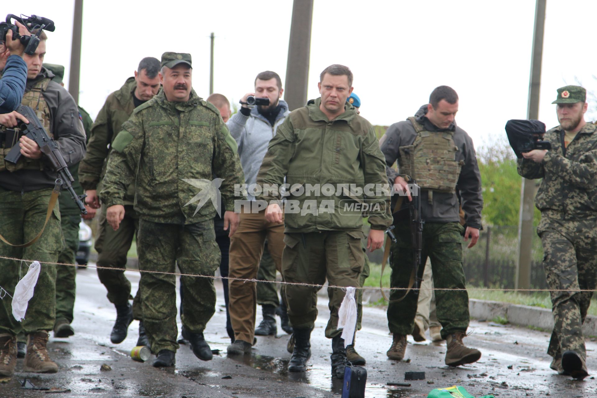 Украина, Донецкая область. Глава Донецкой народной республики Александр Захарченко (в центре) на месте обстрела контрольно-пропускного пункта у села `Еленовка`, в результате которого погибли мирные жители.