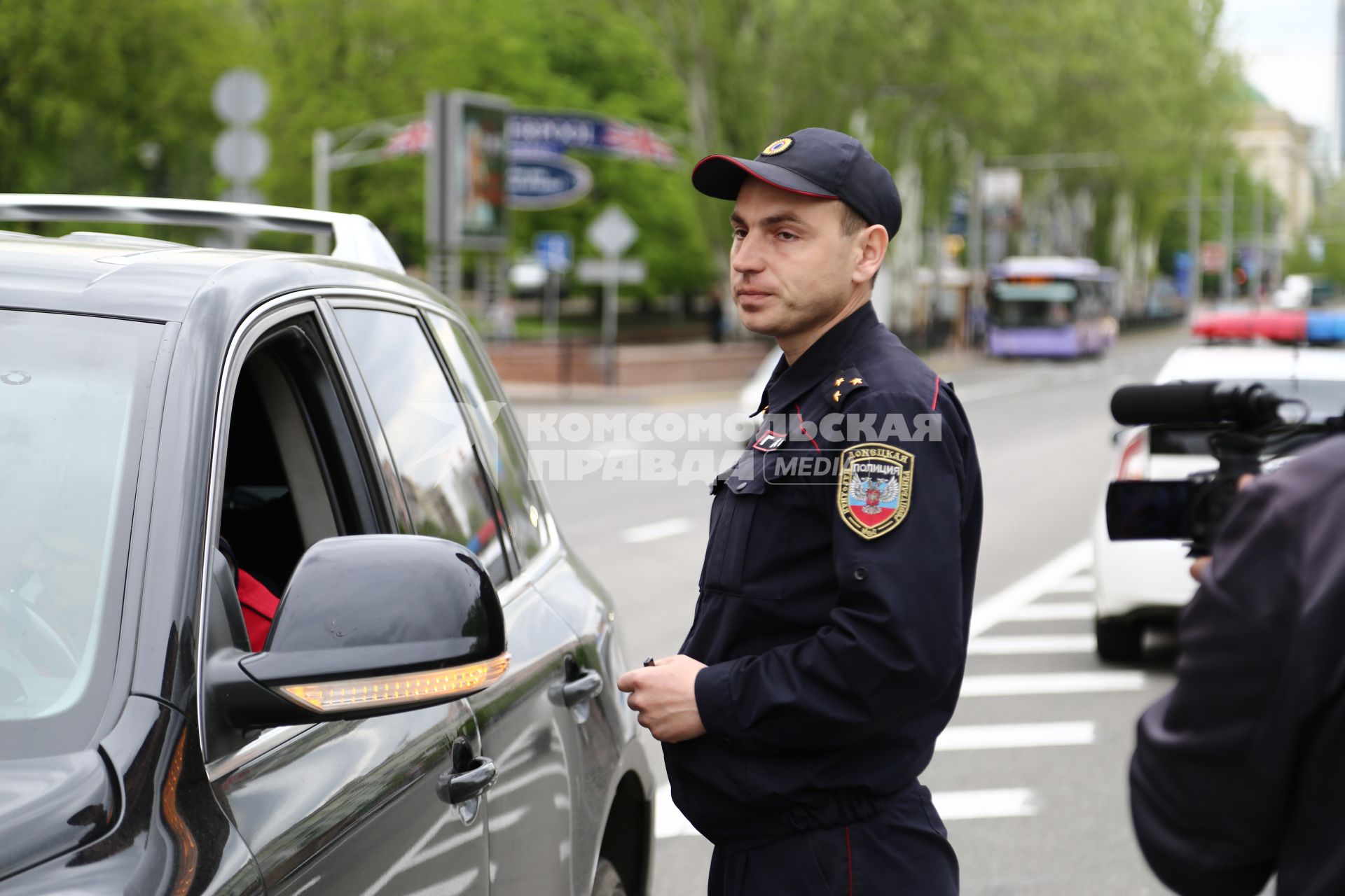 Украина, Донецк. Сотрудник ГАИ Донецкой народной республики проверяет документы у водителя.