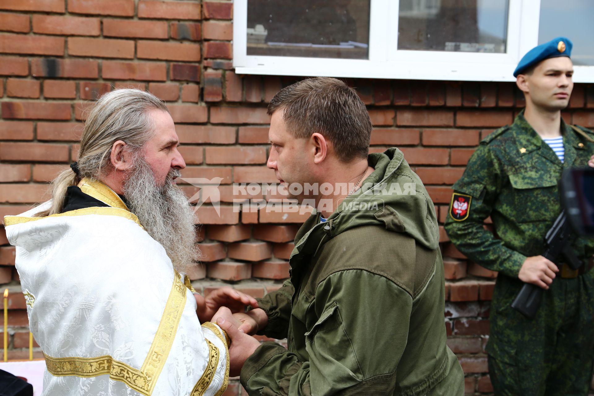 Украина, Донецк. Глава ДНР Александр Захарченко на открытии мемориальной доски полковнику Евгению Кононову в 3 отдельном батальоне спецназа республиканской Гвардии ДНР.