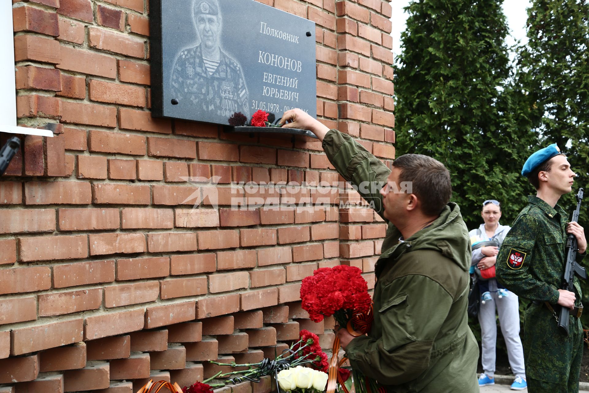 Украина, Донецк. Глава ДНР Александр Захарченко на открытии мемориальной доски полковнику Евгению Кононову в 3 отдельном батальоне спецназа республиканской Гвардии ДНР.