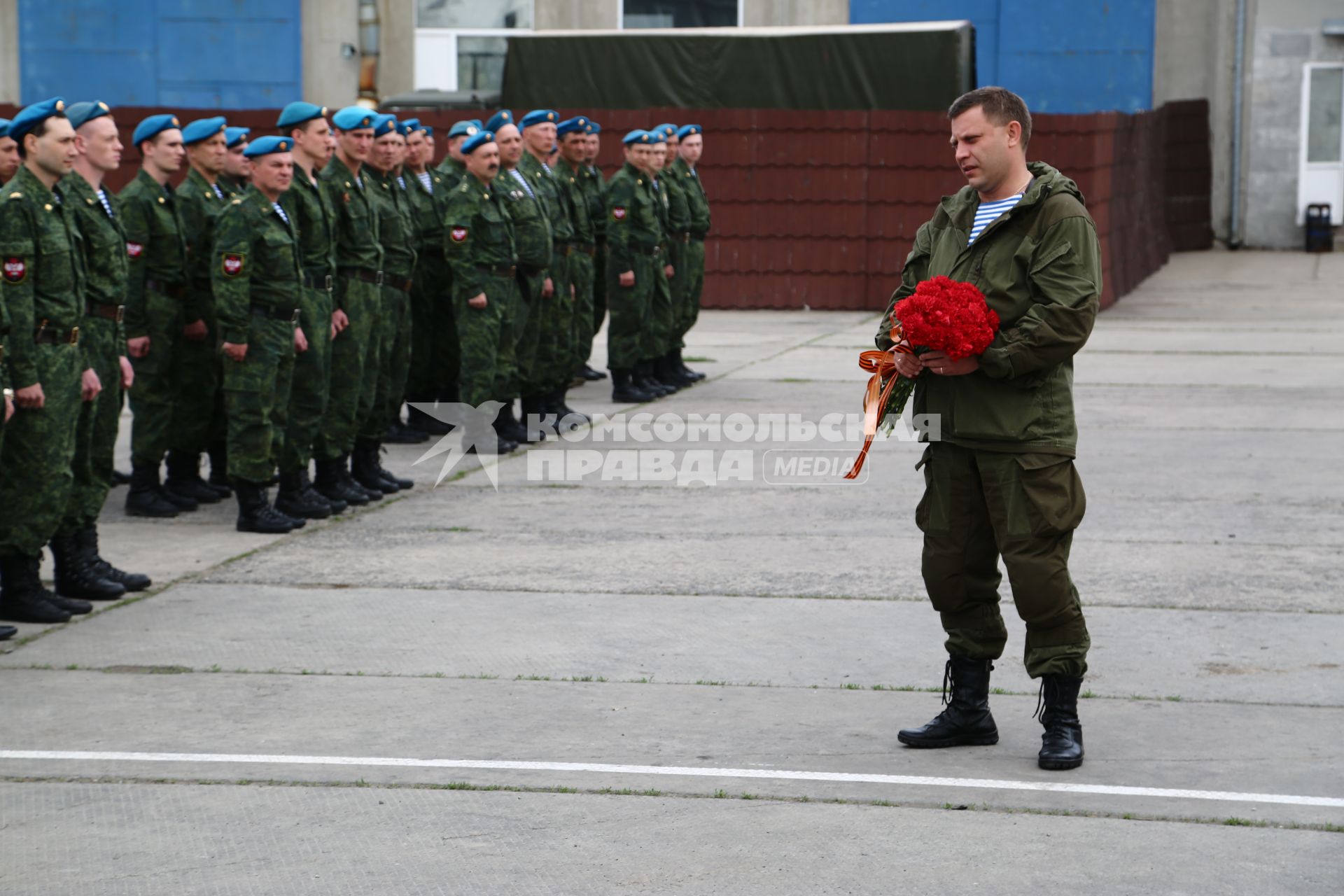 Украина, Донецк. Глава ДНР Александр Захарченко на открытии мемориальной доски полковнику Евгению Кононову в 3 отдельном батальоне спецназа республиканской Гвардии ДНР.