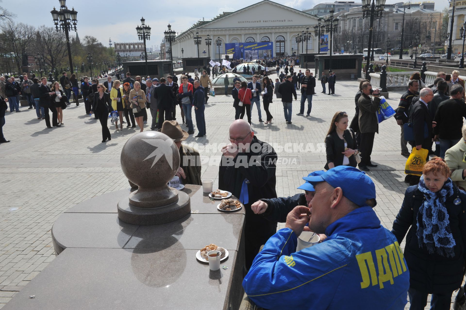 Москва. Сторонники лидера ЛДПР Владимира  Жириновского на Манежной площади у выставочного зала `Манеж`, где будут проходить юбилейные торжества.