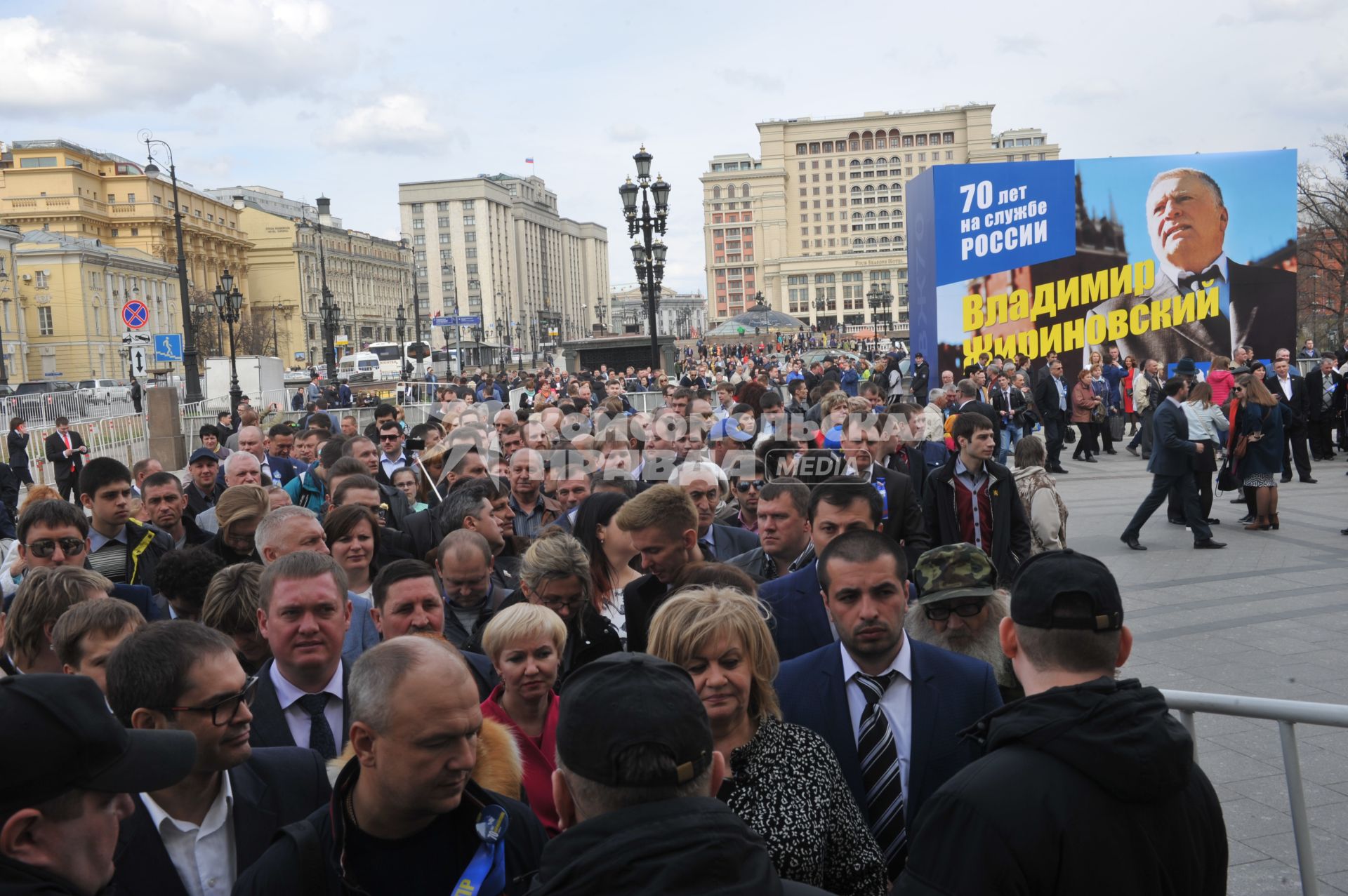 Москва. Сторонники лидера ЛДПР Владимира  Жириновского  с плакатами  пришли на Манежную площадь к выставочному залу`Манеж`, где будут проходить юбилейные торжества.