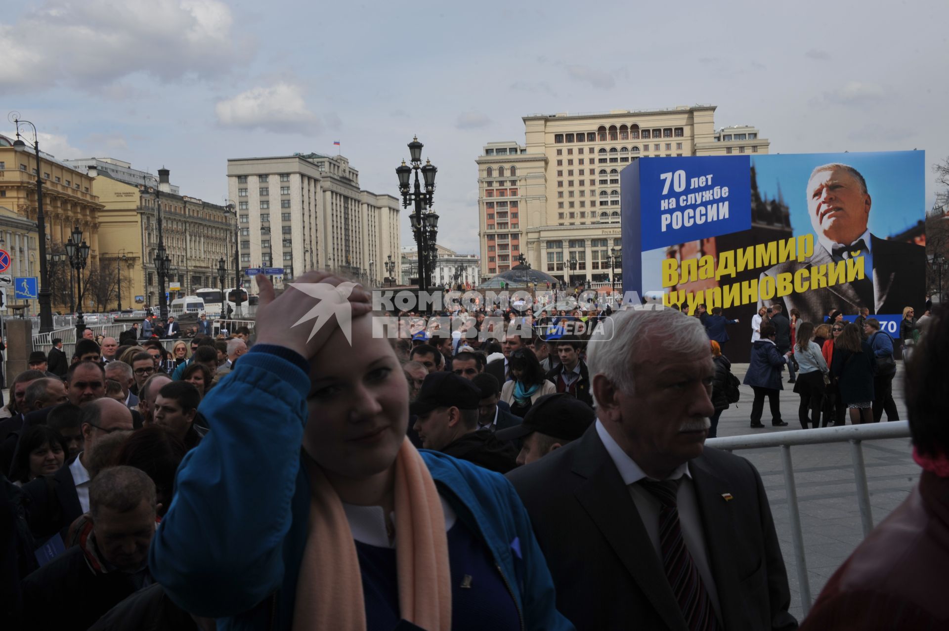 Москва. Сторонники лидера ЛДПР Владимира  Жириновского  с плакатами  пришли на Манежную площадь к выставочному залу`Манеж`, где будут проходить юбилейные торжества.